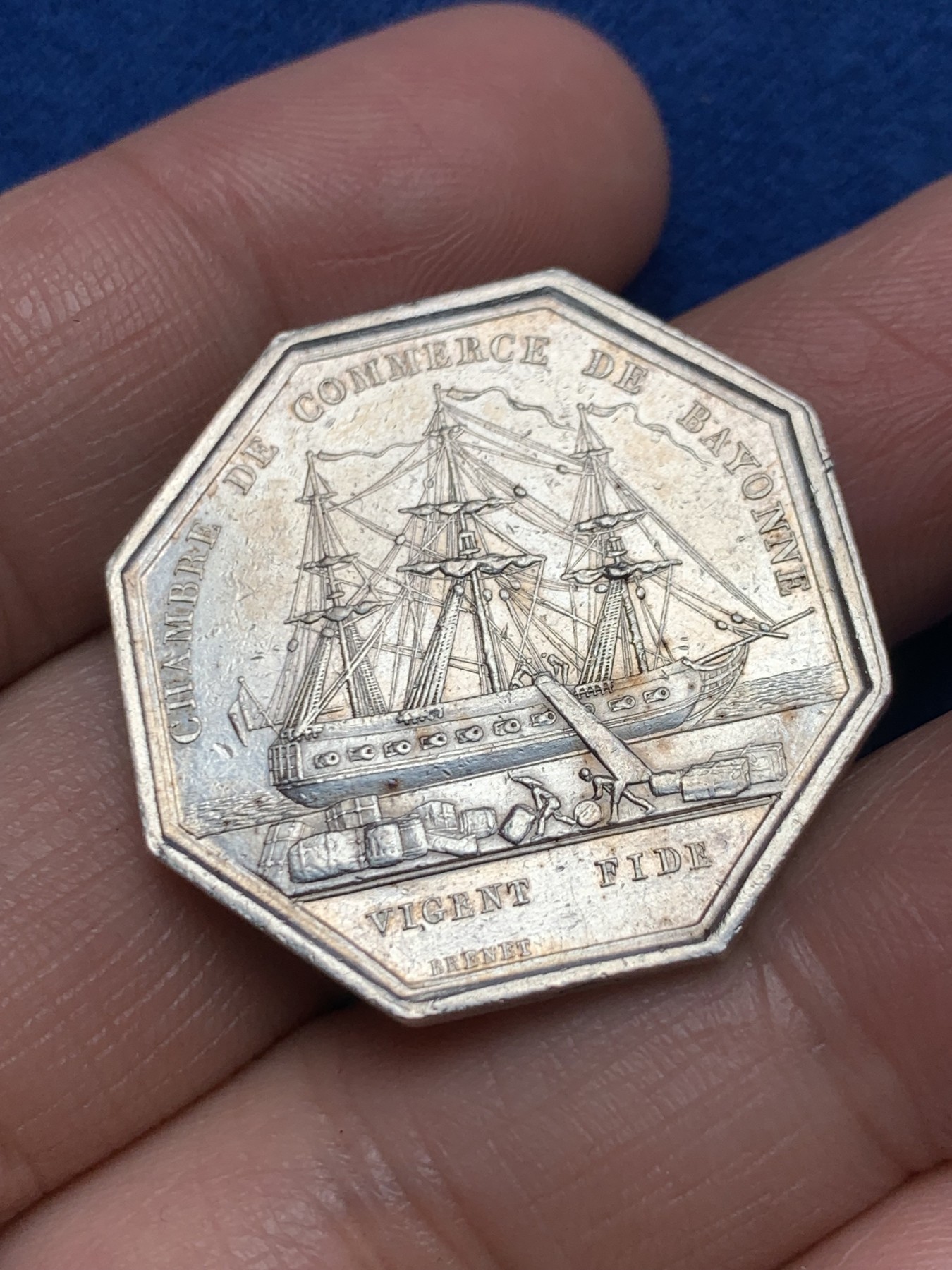 《竞宝斋》第250场-周日，周一 ，周二3场连拍 (全场包邮) 法国路易·菲利普时期巴约讷商会八角银质代币，13.08g，30.7mm，1832-1841年神灯边铭