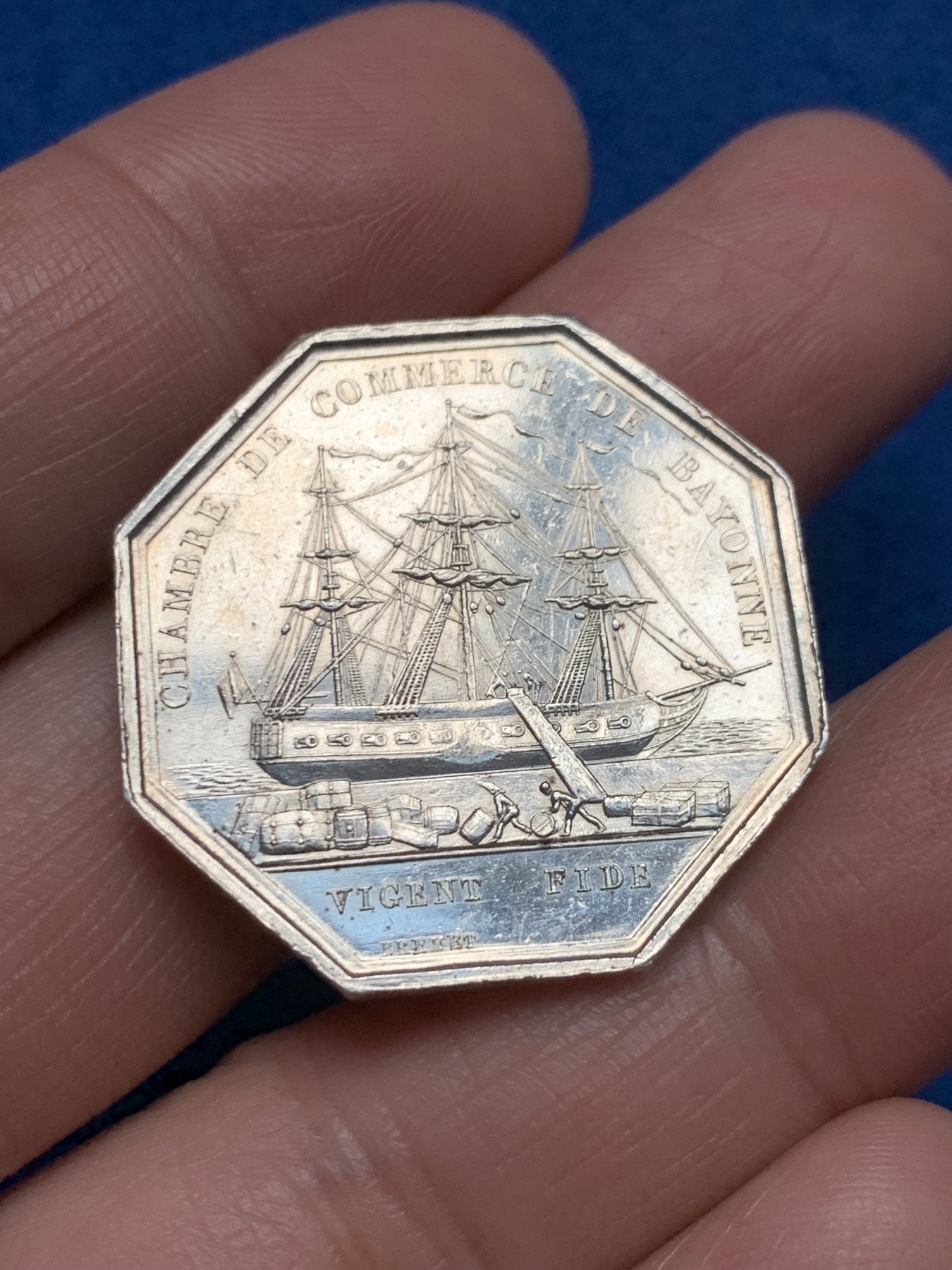 《竞宝斋》第250场-周日，周一 ，周二3场连拍 (全场包邮) 法国八角银质代币，巴约讷商会，12.68g，30.5mm，手指边铭