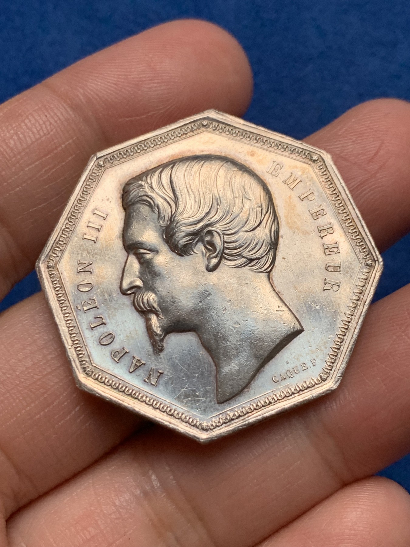 《竞宝斋》第250场-周日，周一 ，周二3场连拍 (全场包邮) 法国1853年拿破仑三世巴黎股票证券交易所八角银质代币，商业之神墨丘利在交易所建筑前，22.71g，36.8mm，蜜蜂边铭