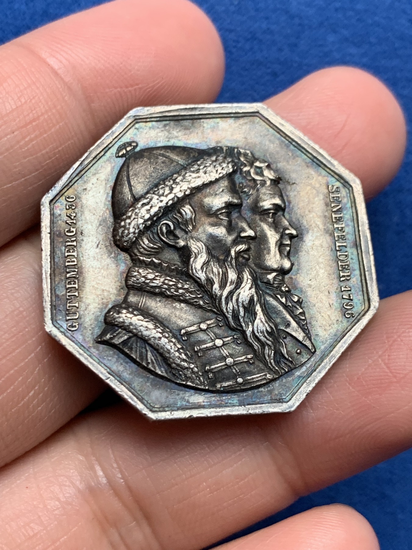 《竞宝斋》第250场-周日，周一 ，周二3场连拍 (全场包邮) 法国八角代用银币，保罗杜邦书店，头像分别是德国的古滕堡与塞内费尔德，两人分别发明活字和光刻印刷术，19.10g，35mm，蜜蜂边铭