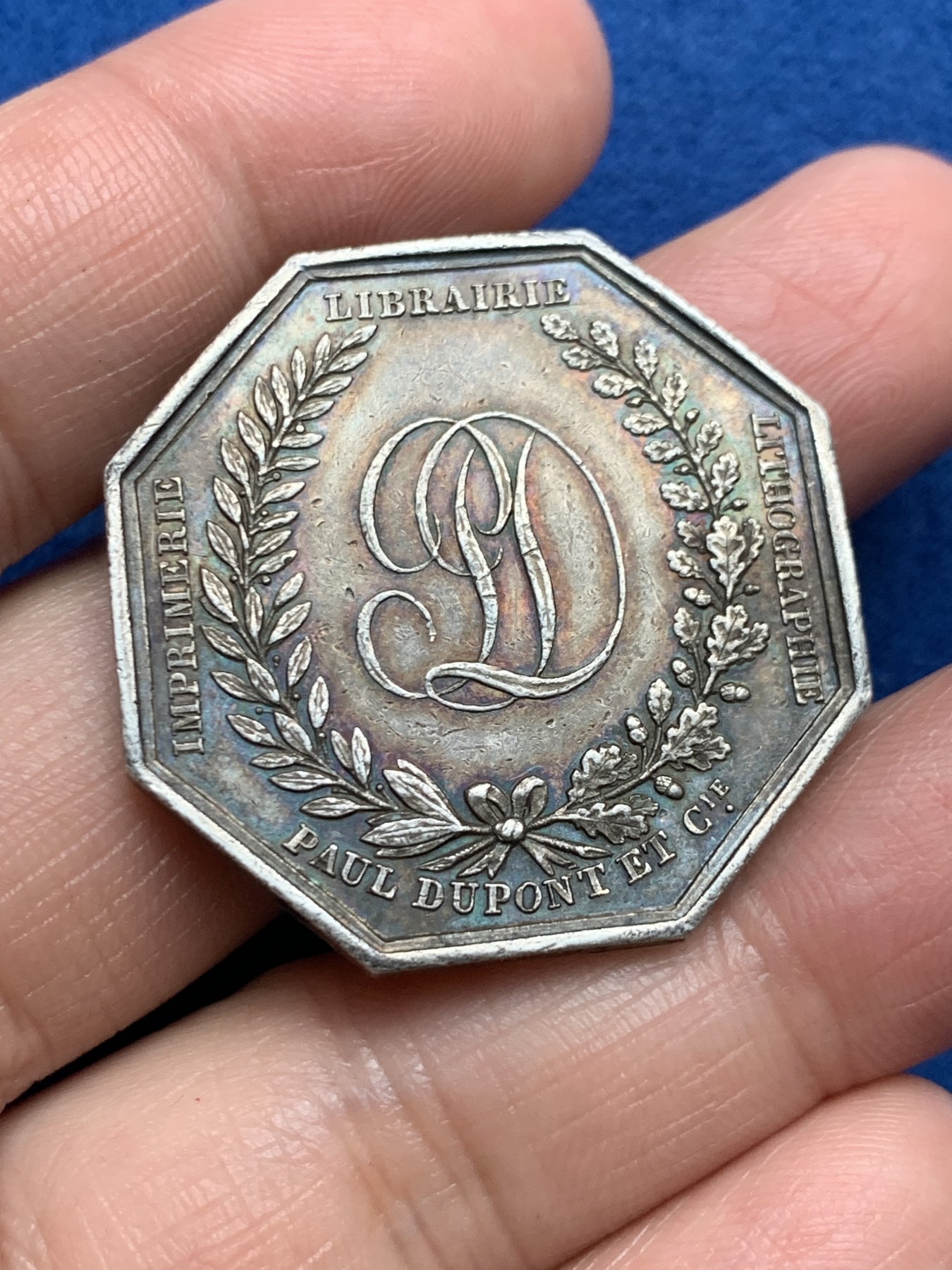 《竞宝斋》第250场-周日，周一 ，周二3场连拍 (全场包邮) 法国八角代用银币，保罗杜邦书店，头像分别是德国的古滕堡与塞内费尔德，两人分别发明活字和光刻印刷术，19.10g，35mm，蜜蜂边铭