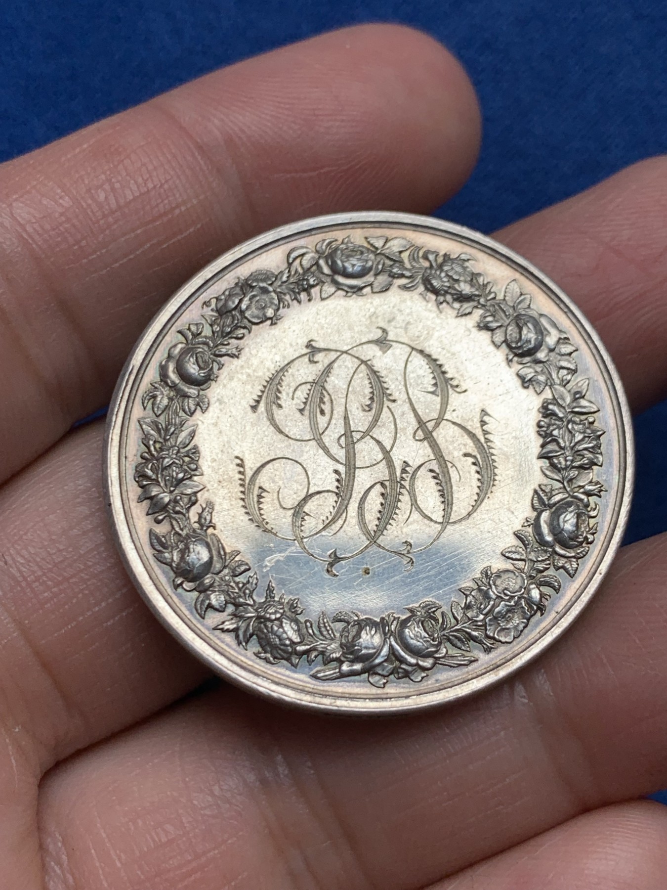 《竞宝斋》第250场-周日，周一 ，周二3场连拍 (全场包邮) 法国1883年结婚纪念银章，20.60g，37mm，丰饶角边铭