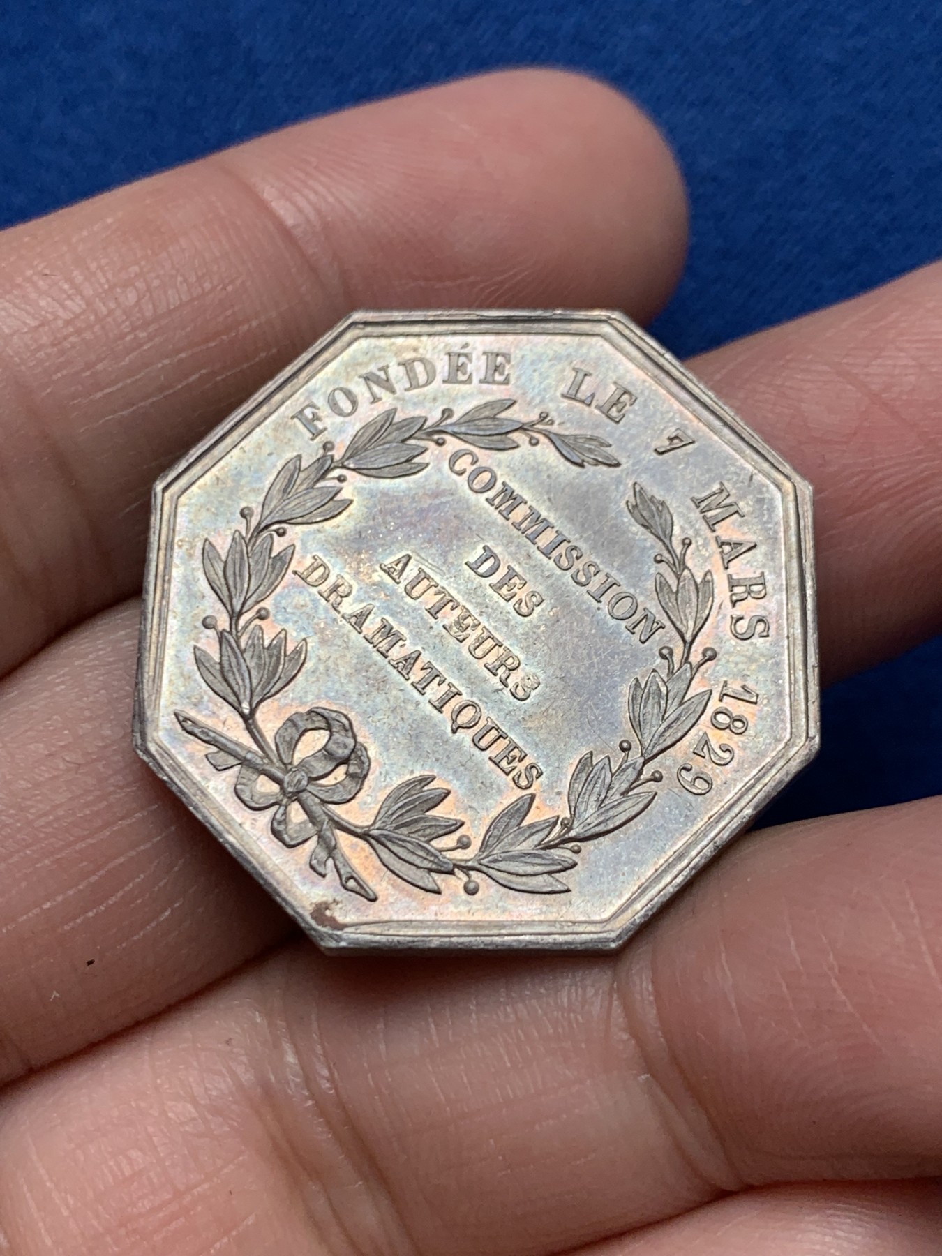 《竞宝斋》第250场-周日，周一 ，周二3场连拍 (全场包邮) 法国戏剧作家联盟委员会八角银质jeton，13.39g，31mm，油灯边铭