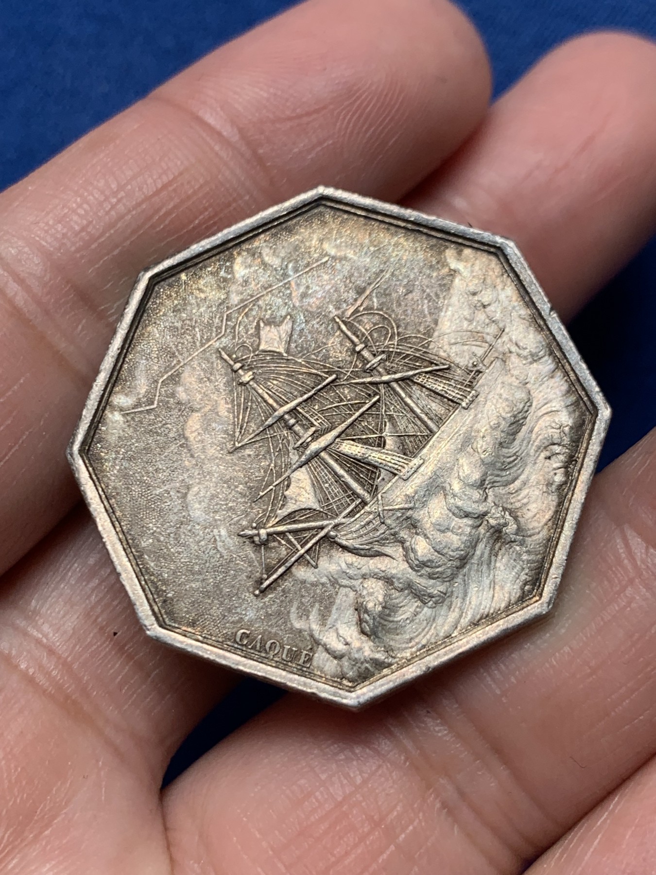 《竞宝斋》第250场-周日，周一 ，周二3场连拍 (全场包邮) 法国海上保险与贷款公司八角银jeton，彩虹包浆与海上梳洗的梅卢辛相得益彰，17.38克，33.3毫米，1832-1841油灯边铭