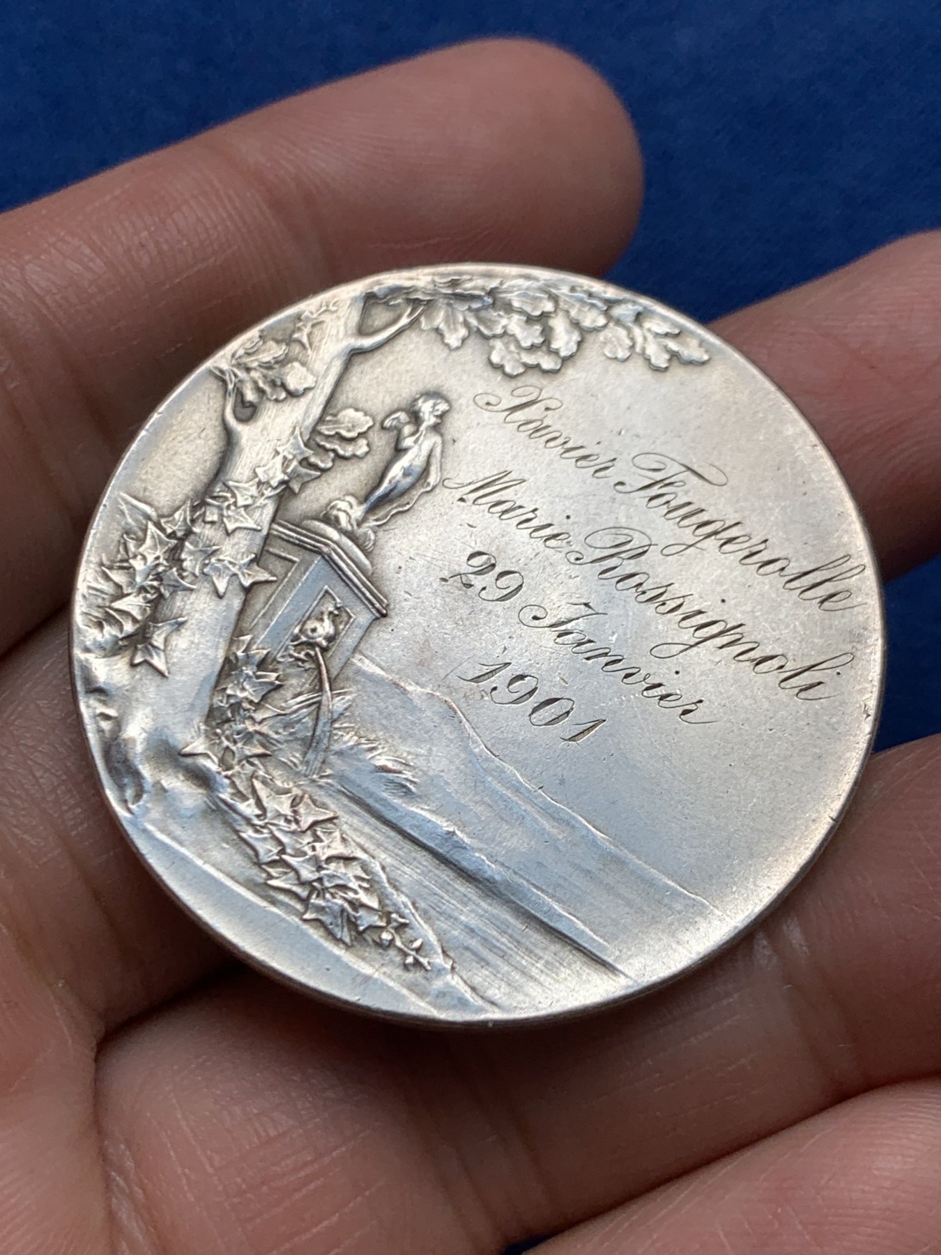 《竞宝斋》第250场-周日，周一 ，周二3场连拍 (全场包邮) 名誉品O.Roty法国“SEMPER”永恒的爱 婚姻纪念银章，背面由手工雕刻的两位主人公的姓名和时间，这才是一枚永流传的爱情纪念物，30.58g，41.5mm，丰饶角边铭，有轻的磕