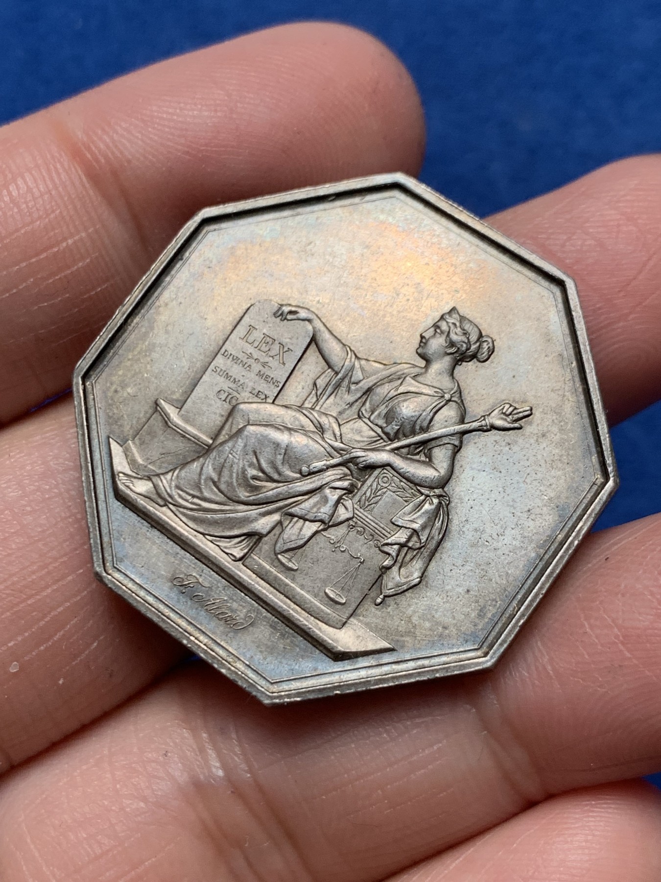 《竞宝斋》第250场-周日，周一 ，周二3场连拍 (全场包邮) 法国巴黎一审法庭的法律和法律辩护银质八角jeton，18.59g，34.3mm，手指边铭