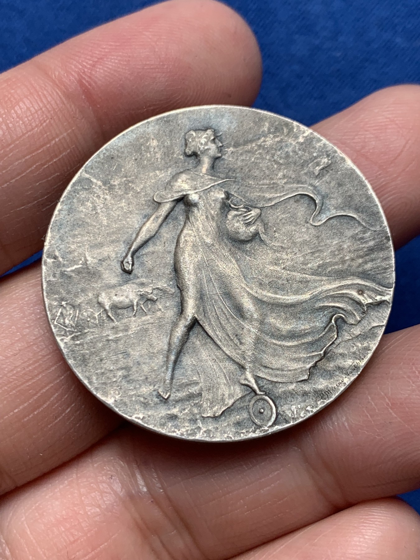 《竞宝斋》第250场-周日，周一 ，周二3场连拍 (全场包邮) 智利硝酸钠生产商法国采矿和锻造代表团镀银铜章，18.95g，36.6mm，三角形+铜标