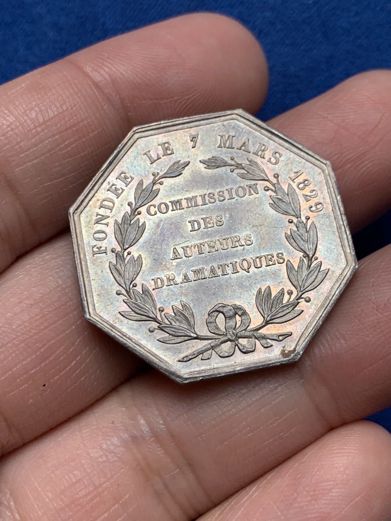 《竞宝斋》第250场-周日，周一 ，周二3场连拍 (全场包邮) 法国戏剧作家联盟委员会八角银质jeton，13.39g，31mm，油灯边铭