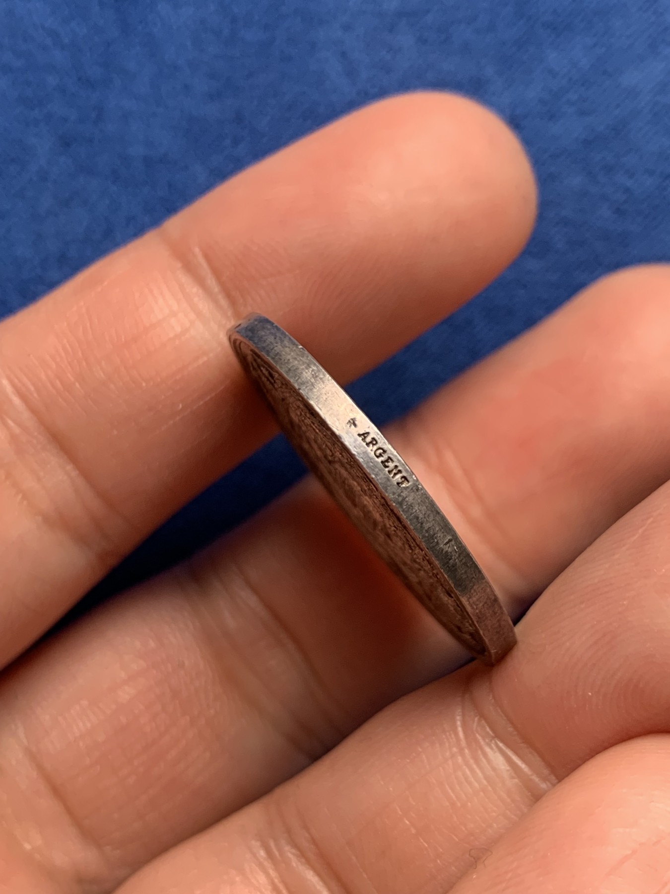 《竞宝斋》第250场-周日，周一 ，周二3场连拍 (全场包邮) 法国布列塔尼雷恩储蓄银行银质代币，双狗和貂，9.94g，28mm，蜜蜂边铭，小巧精致