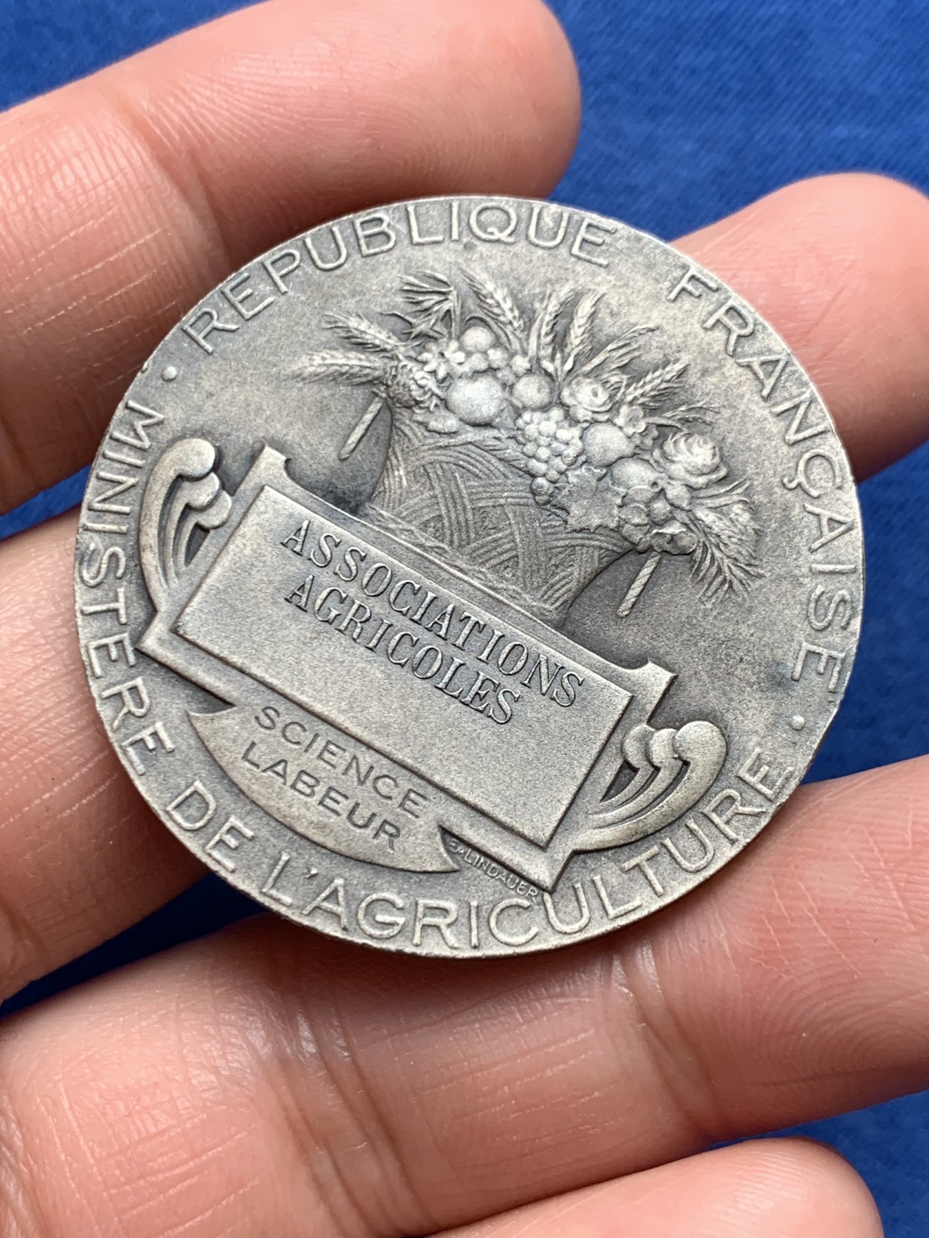 《竞宝斋》第250场-周日，周一 ，周二3场连拍 (全场包邮) 法国农业、园艺、渔业和狩猎协会银章，36.53克，直径40.6毫米，边铭只看到ARGENT，猜测是丰饶角，盒子不能开合