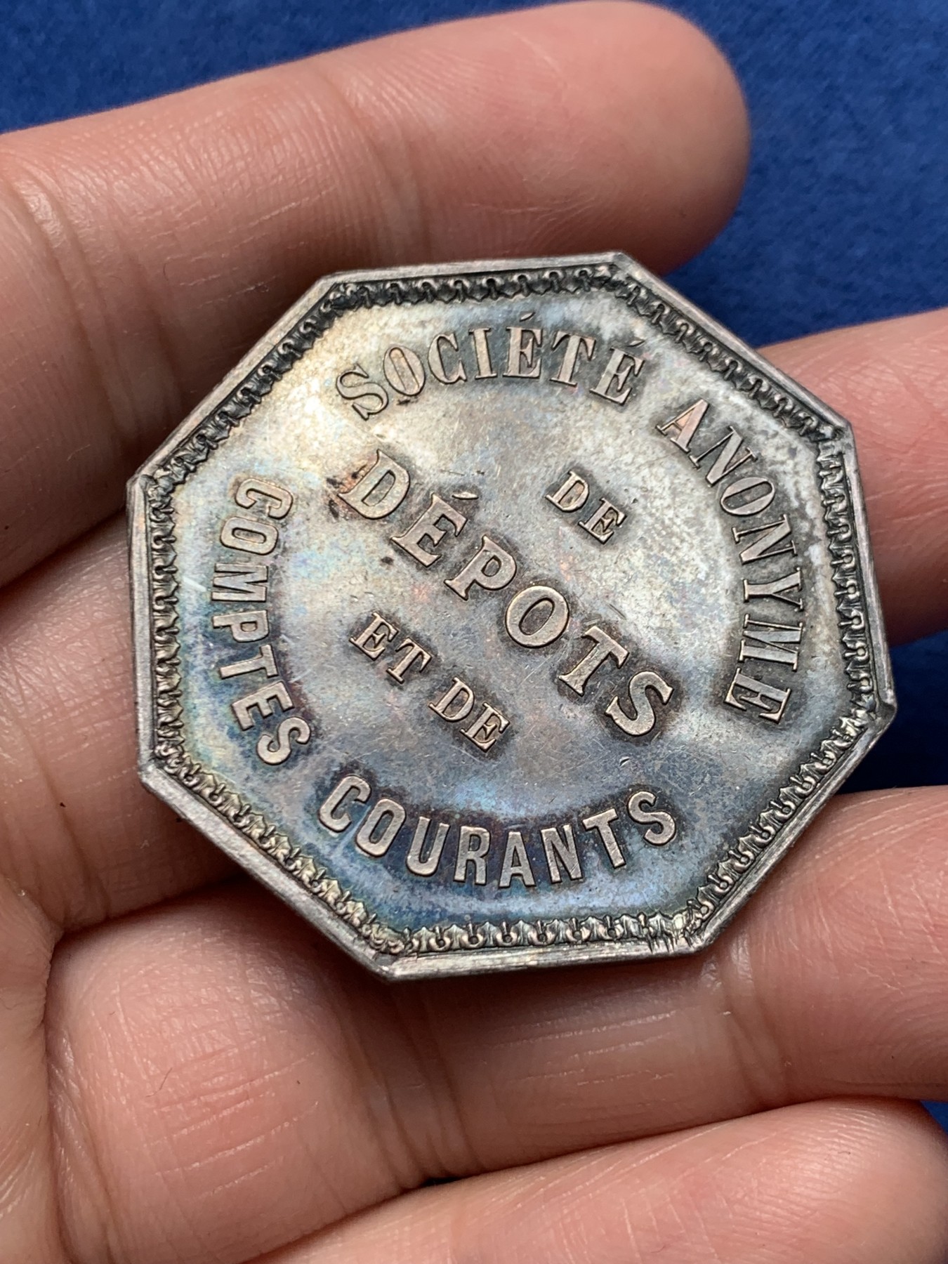 《竞宝斋》第250场-周日，周一 ，周二3场连拍 (全场包邮) 法国1863年存款和活期账户公司八角银代币，和歌剧院建筑八角同公司，21.15g，37.3mm，蜜蜂边铭