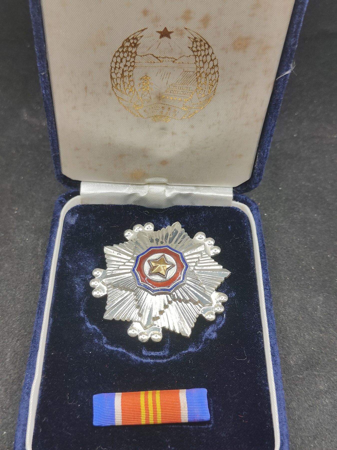 全场0元起拍 第140期 咸鱼国勋章拍卖专场 3月20日（周三）下午6：00开始 朝总联版烫金国徽盒三级国旗勋章带盒略