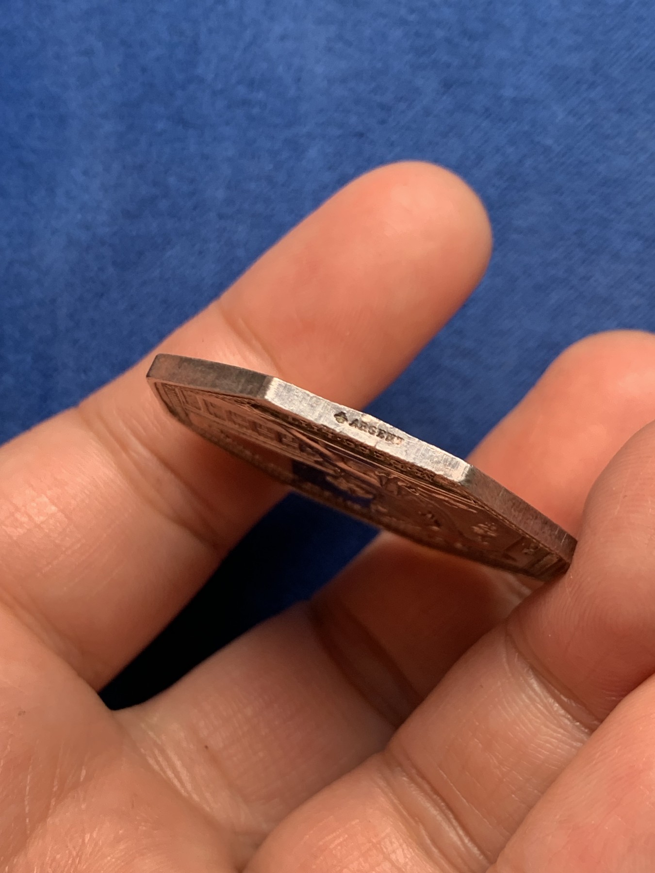 《竞宝斋》第250场-周日，周一 ，周二3场连拍 (全场包邮) 法国1853年拿破仑三世巴黎股票证券交易所八角银质代币，商业之神墨丘利在交易所建筑前，22.71g，36.8mm，蜜蜂边铭