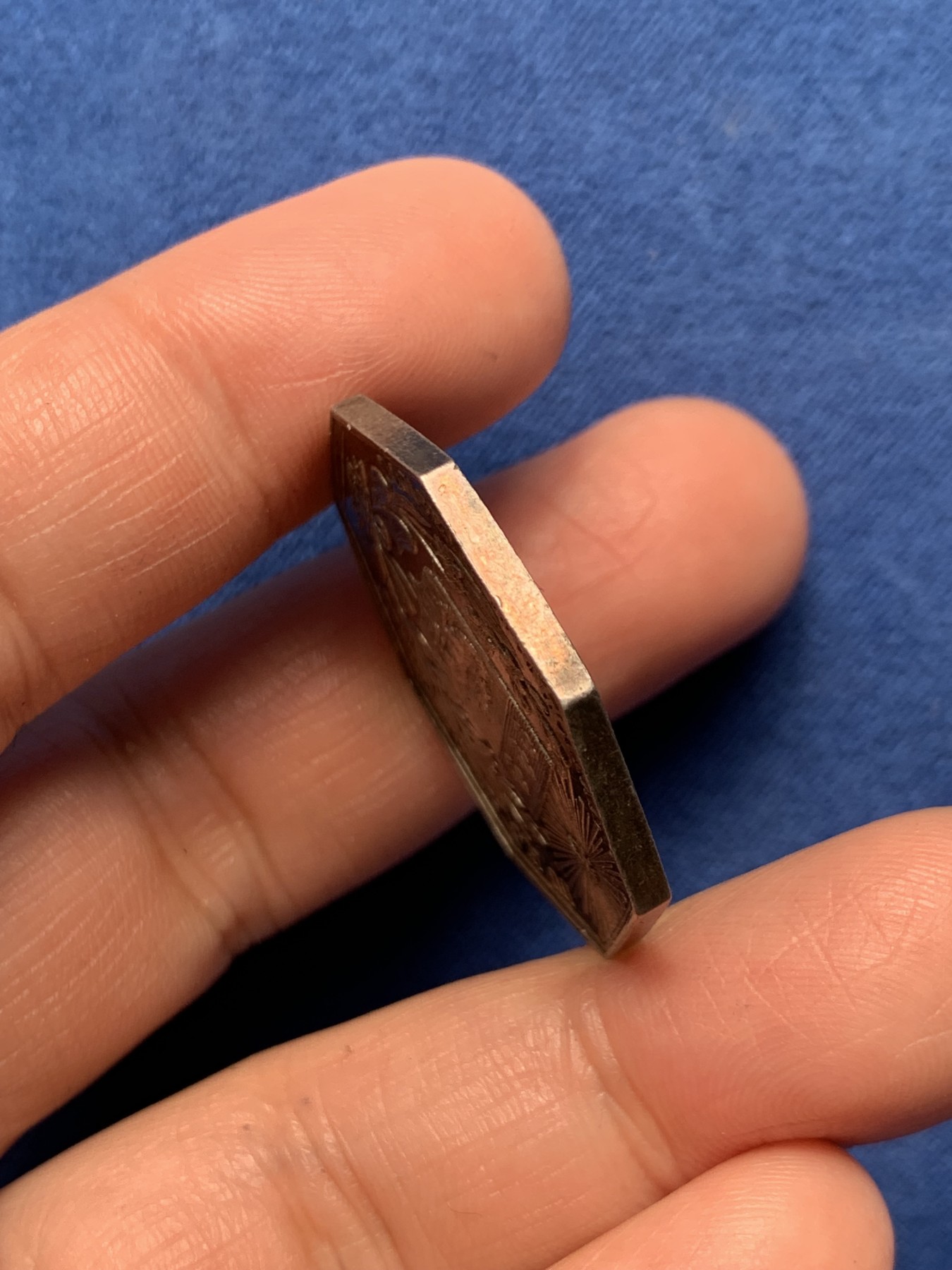 《竞宝斋》第250场-周日，周一 ，周二3场连拍 (全场包邮) 法国勒阿弗尔地区市政委员会八角银质代币，14g，31.8mm，早期无边铭