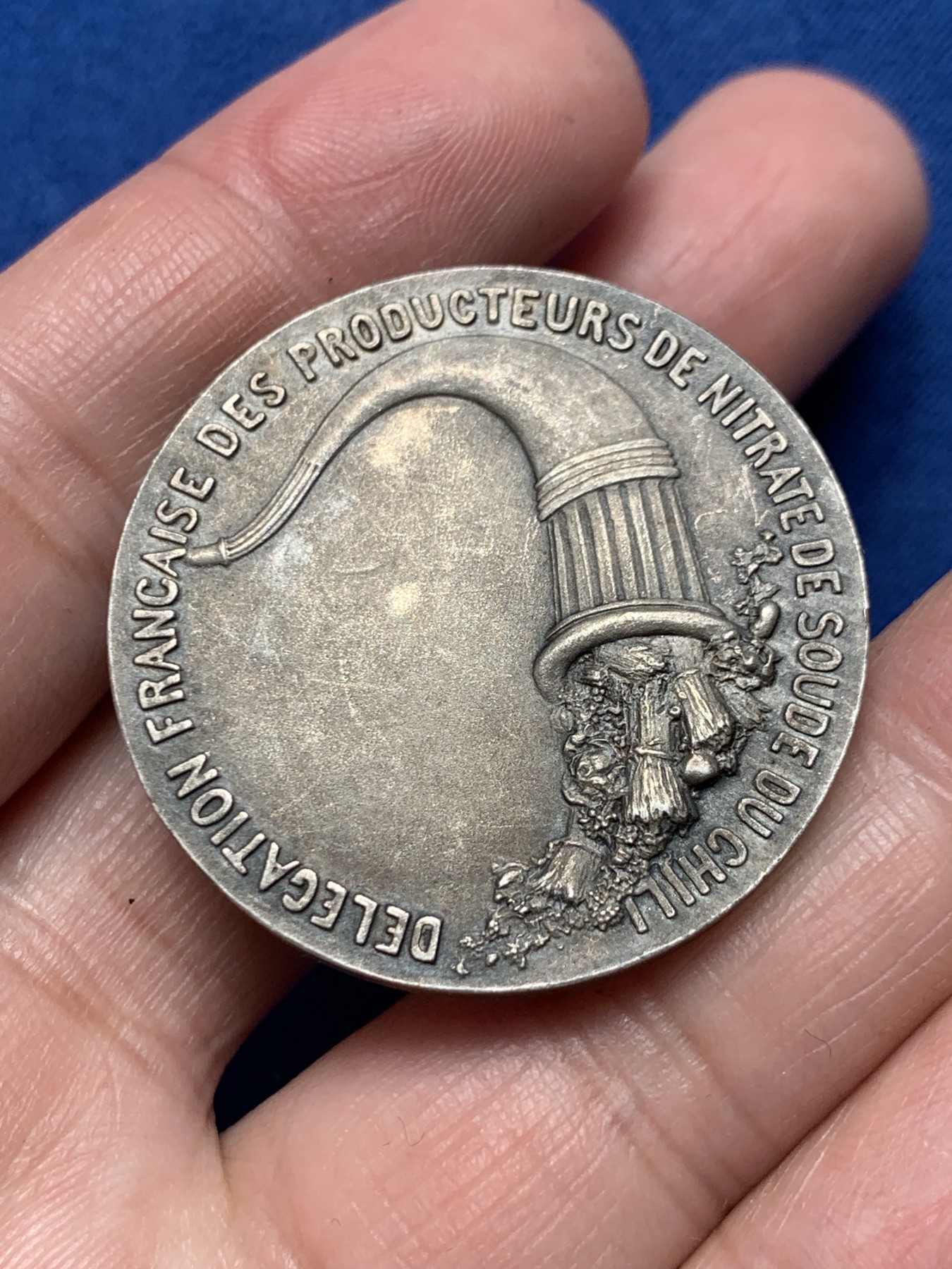 《竞宝斋》第250场-周日，周一 ，周二3场连拍 (全场包邮) 智利硝酸钠生产商法国采矿和锻造代表团镀银铜章，18.95g，36.6mm，三角形+铜标