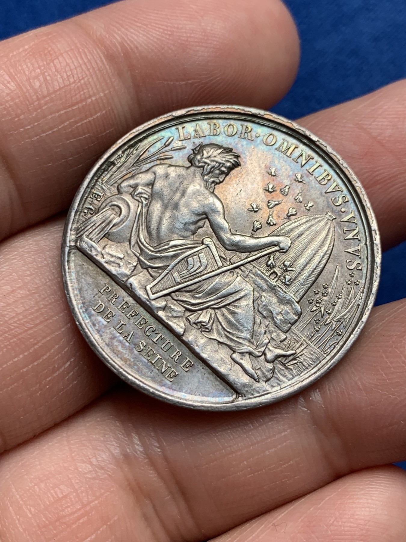 《竞宝斋》第250场-周日，周一 ，周二3场连拍 (全场包邮) 法国巴黎塞纳河行政区银质代币，塞纳河河神，12.61g，32.5mm，手指边铭