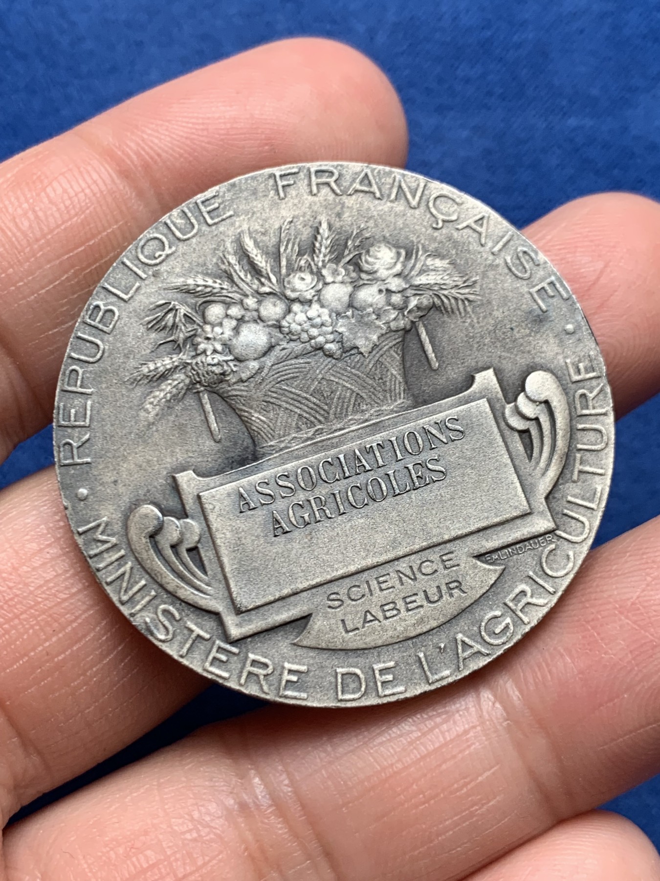 《竞宝斋》第250场-周日，周一 ，周二3场连拍 (全场包邮) 法国农业、园艺、渔业和狩猎协会银章，36.53克，直径40.6毫米，边铭只看到ARGENT，猜测是丰饶角，盒子不能开合