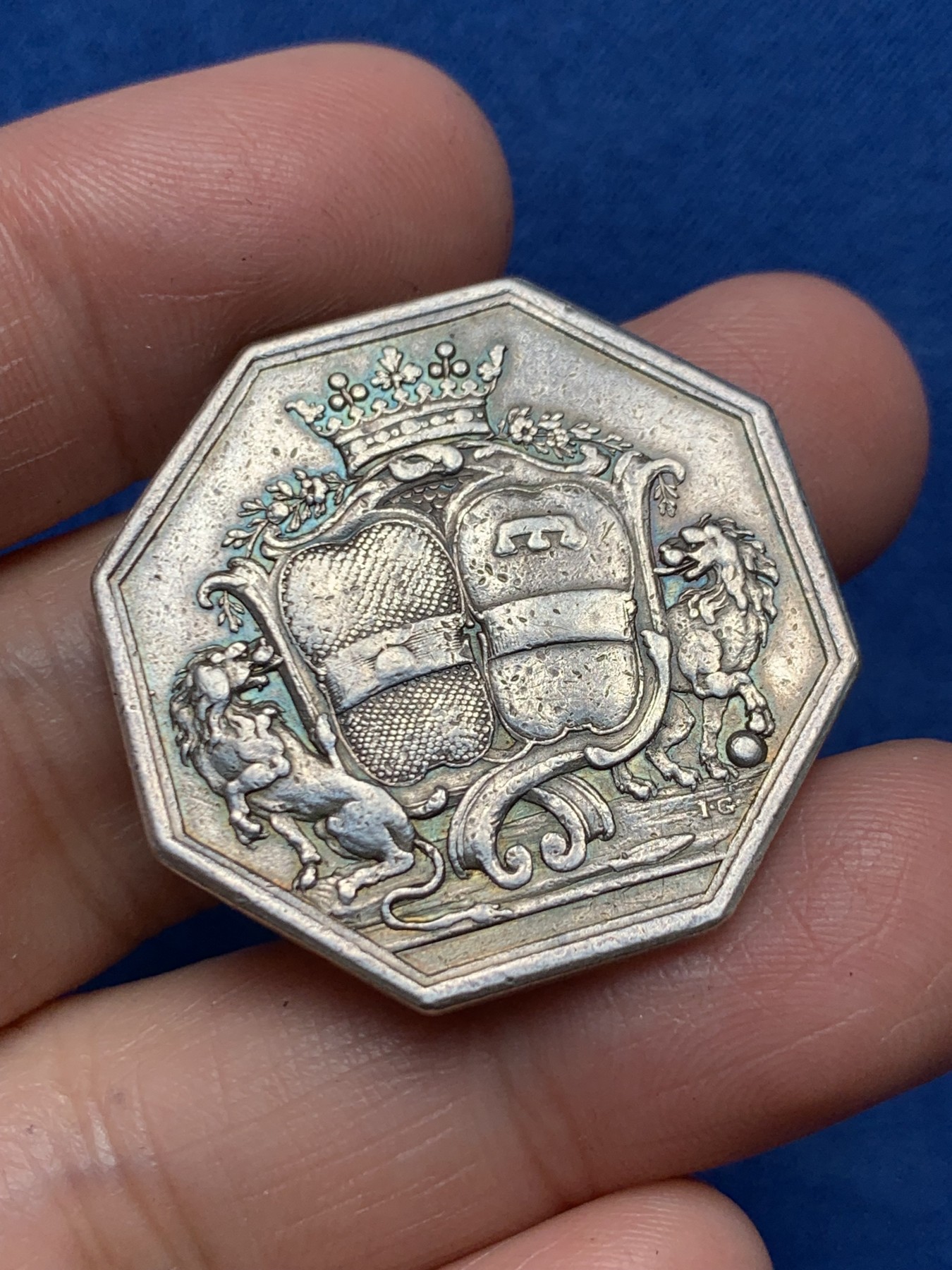 《竞宝斋》第250场-周日，周一 ，周二3场连拍 (全场包邮) 法国18世纪贵族双狮纹章八角银质代币，14.81g，32.8mm，早期无边铭