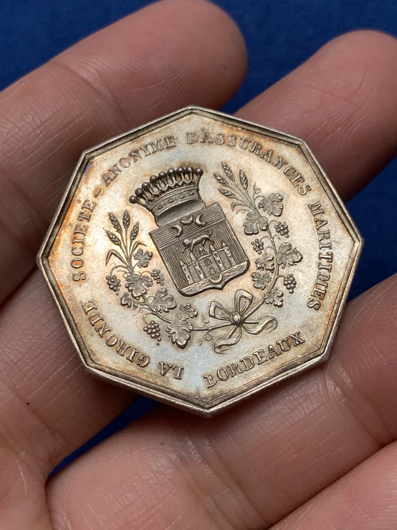 《竞宝斋》第250场-周日，周一 ，周二3场连拍 (全场包邮) 法国拉吉伦特省波尔多海上保险公司八角银代币，高浮雕科尔杜安灯塔，18.76g，34.6mm，手指边铭