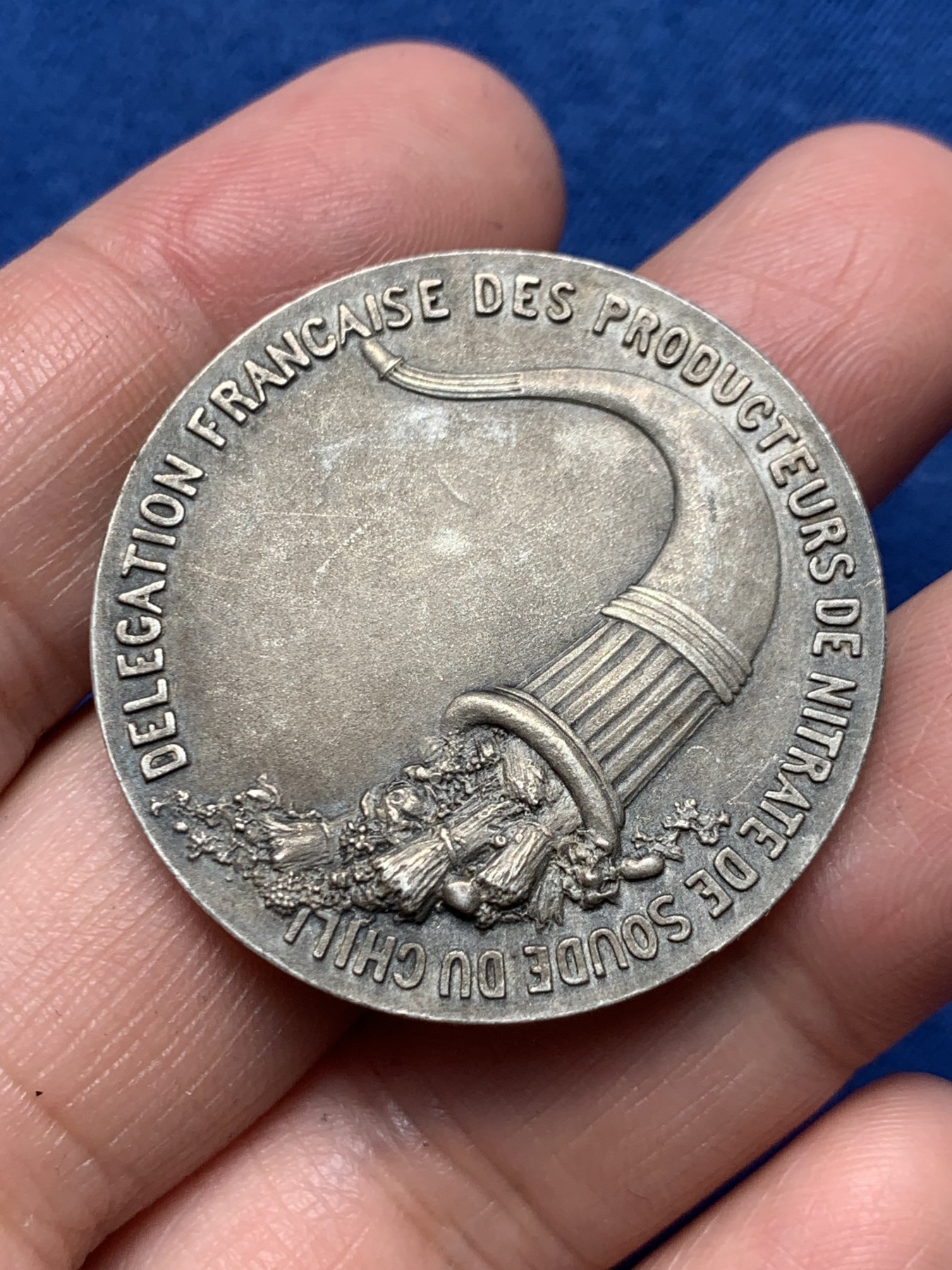 《竞宝斋》第250场-周日，周一 ，周二3场连拍 (全场包邮) 智利硝酸钠生产商法国采矿和锻造代表团镀银铜章，18.95g，36.6mm，三角形+铜标