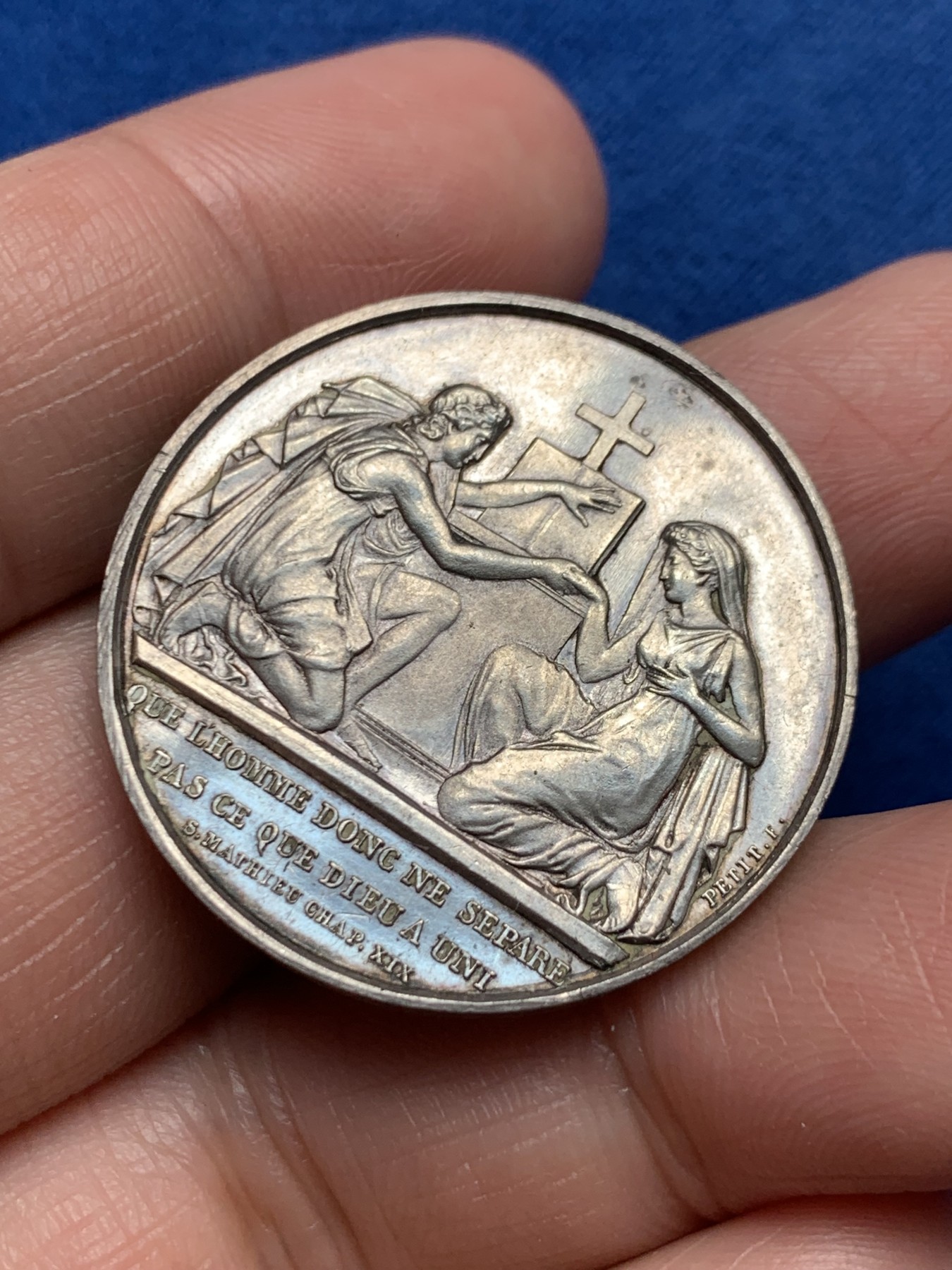 《竞宝斋》第250场-周日，周一 ，周二3场连拍 (全场包邮) 法国爱情与婚姻纪念银章，14.32g，32.2mm，手指边铭