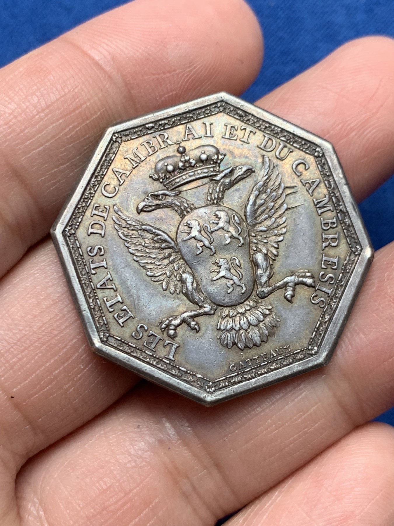 《竞宝斋》第250场-周日，周一 ，周二3场连拍 (全场包邮) 法国1786年路易十六时期康布雷市JETON银八角，地区特色双头鹰，15.08g，34.2mm，早期光边原铸