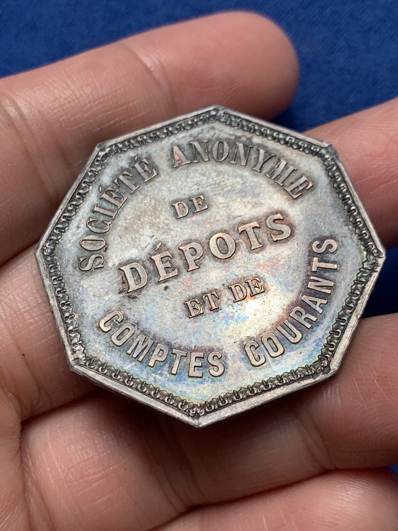 《竞宝斋》第250场-周日，周一 ，周二3场连拍 (全场包邮) 法国1863年存款和活期账户公司八角银代币，和歌剧院建筑八角同公司，21.15g，37.3mm，蜜蜂边铭