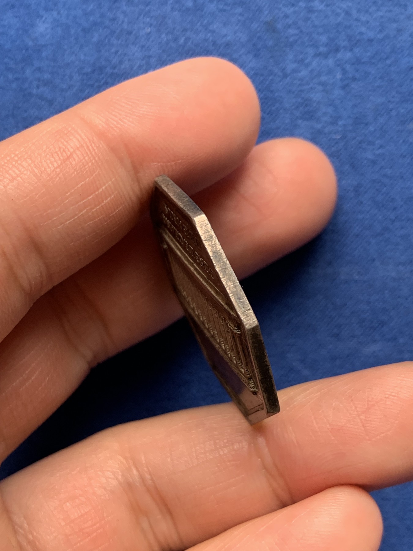 《竞宝斋》第250场-周日，周一 ，周二3场连拍 (全场包邮) 法国1814年路易十八 巴黎证券交易所 八角银代币，重15.86克，对边直径32.7毫米，早期无边铭