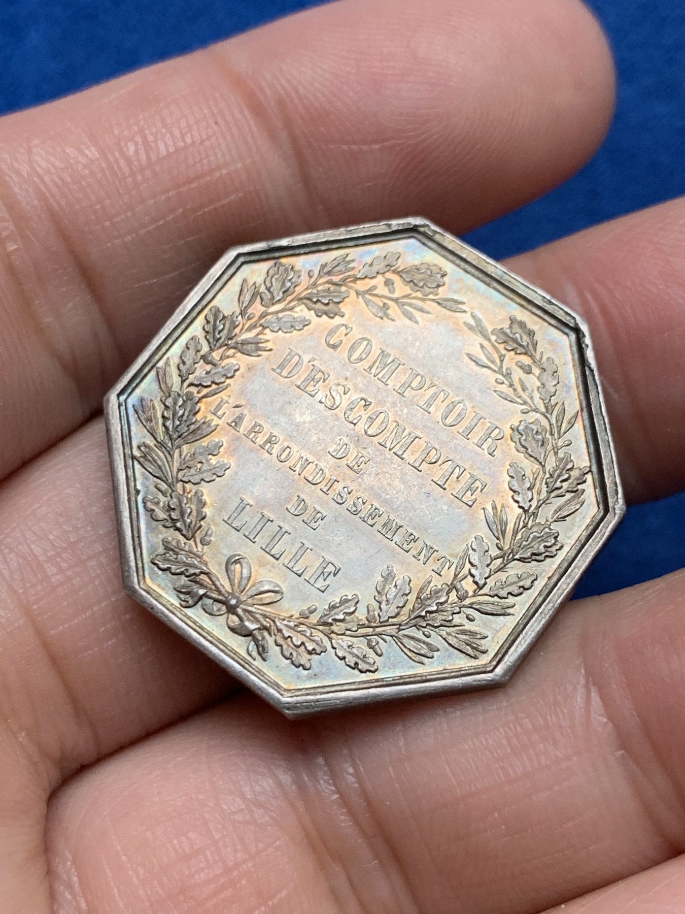 《竞宝斋》第250场-周日，周一 ，周二3场连拍 (全场包邮) 法国里尔储蓄银行八角银质代币，重14.22g，对边直径29.7mm，手指边铭