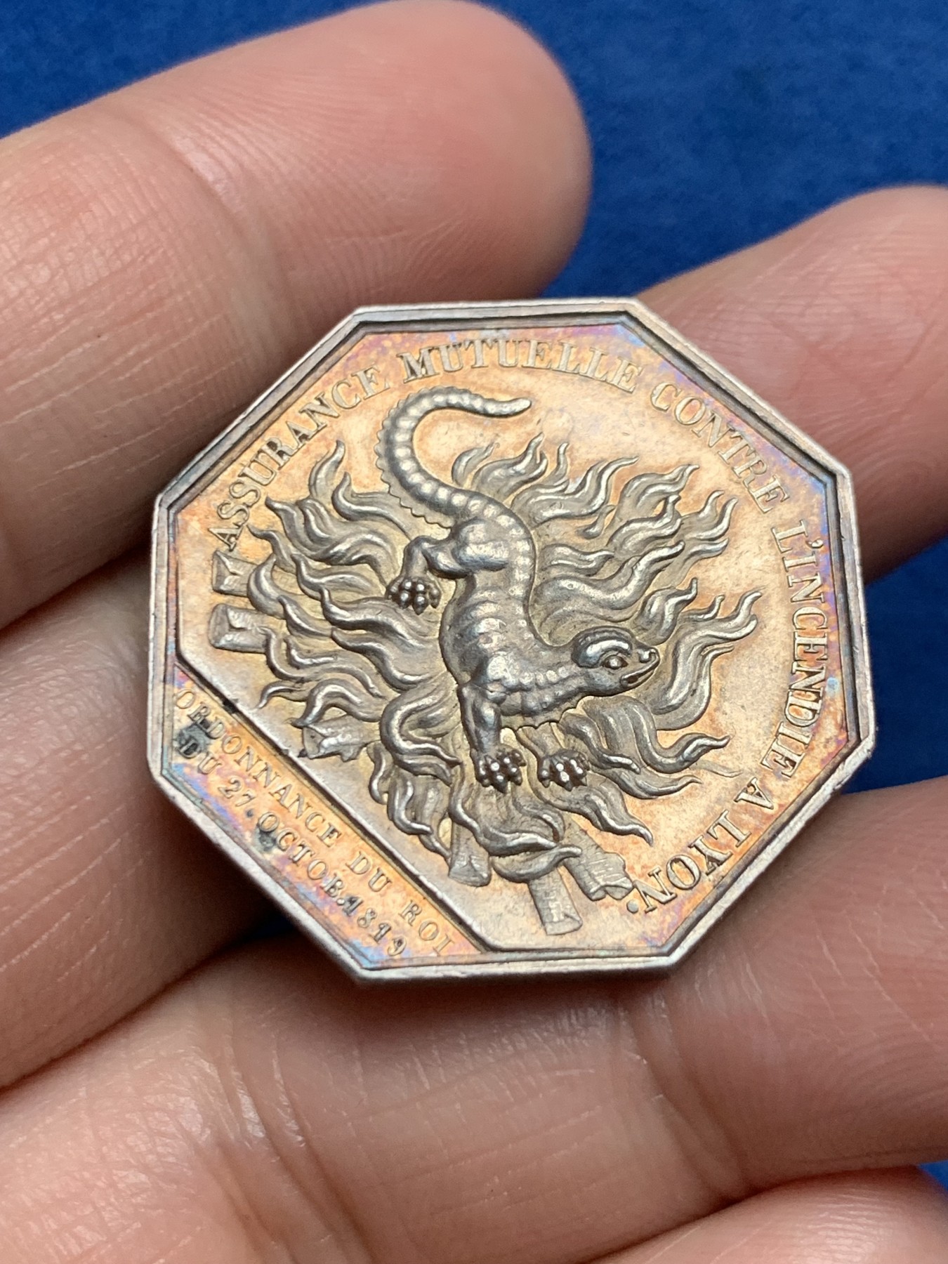 《竞宝斋》第250场-周日，周一 ，周二3场连拍 (全场包邮) 法国八角银章，1819年里昂火灾互助保险公司，非常少见的避火兽蝾螈，12.85g，30.2mm，早期光边原铸