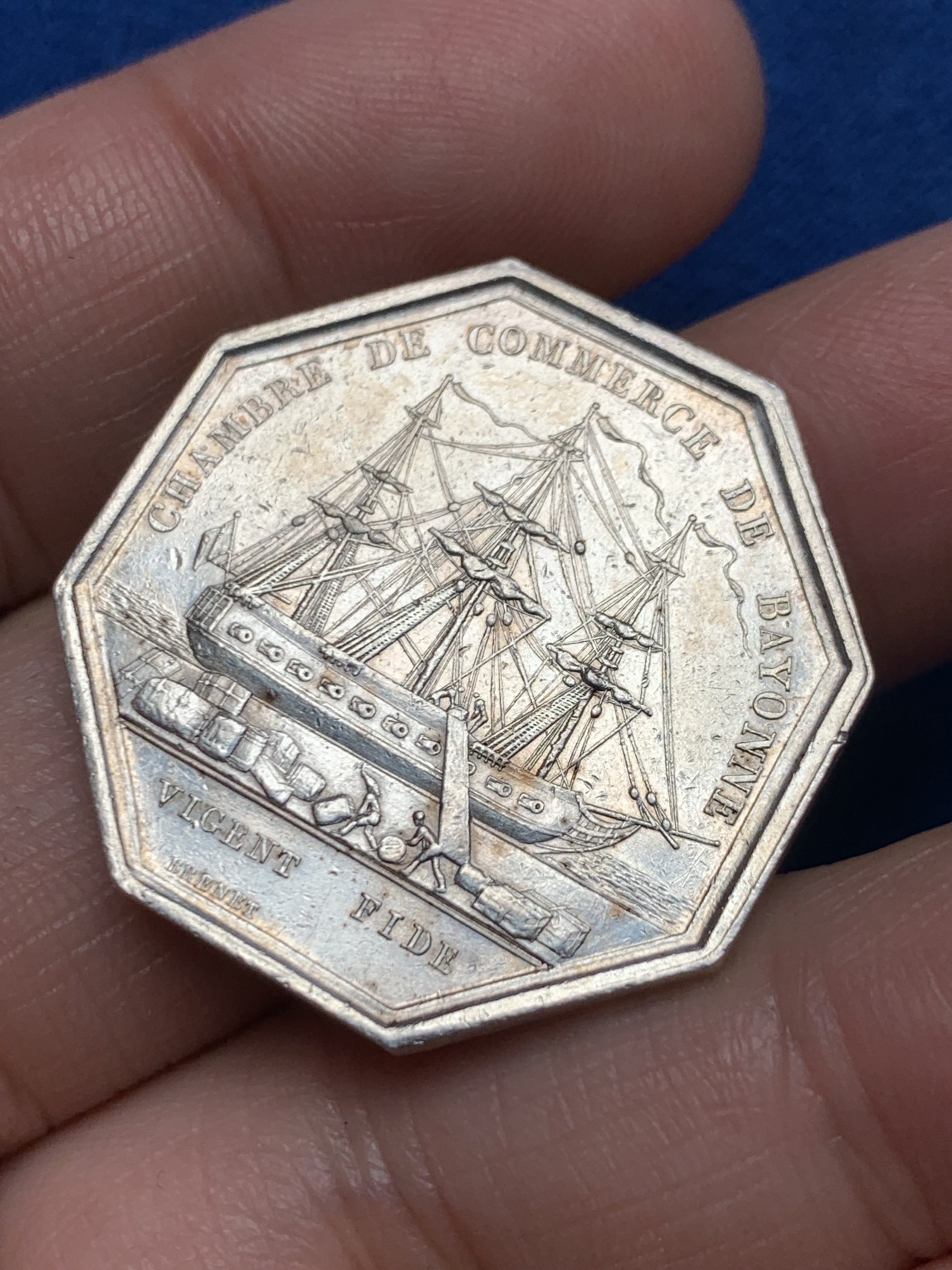 《竞宝斋》第250场-周日，周一 ，周二3场连拍 (全场包邮) 法国路易·菲利普时期巴约讷商会八角银质代币，13.08g，30.7mm，1832-1841年神灯边铭