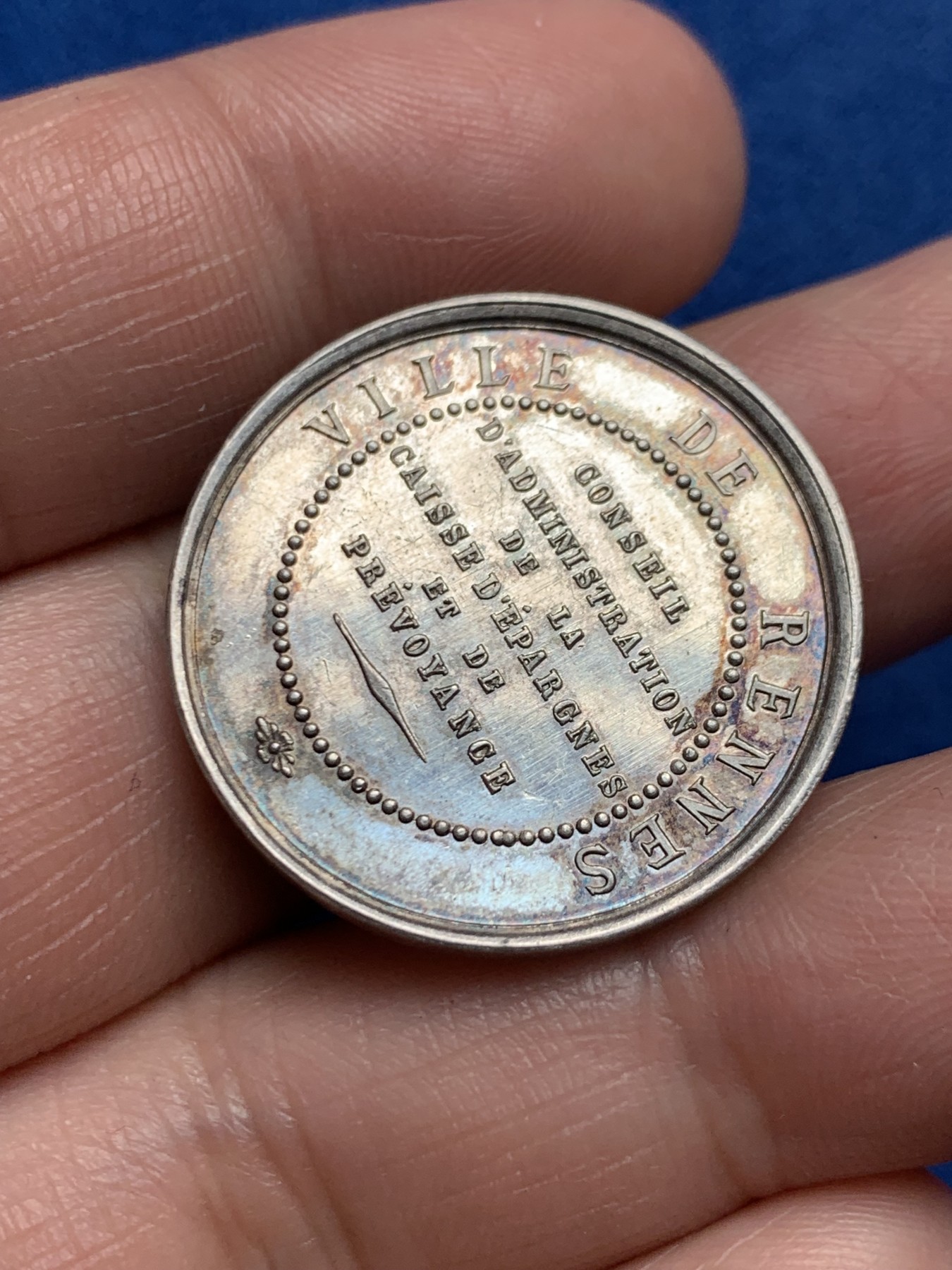 《竞宝斋》第250场-周日，周一 ，周二3场连拍 (全场包邮) 法国布列塔尼雷恩储蓄银行银质代币，双狗和貂，9.94g，28mm，蜜蜂边铭，小巧精致