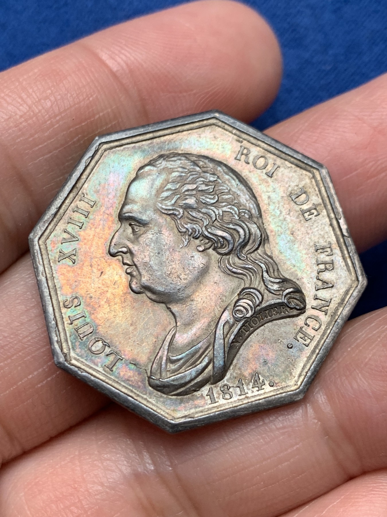 《竞宝斋》第250场-周日，周一 ，周二3场连拍 (全场包邮) 法国1814年路易十八 巴黎证券交易所 八角银代币，重15.86克，对边直径32.7毫米，早期无边铭