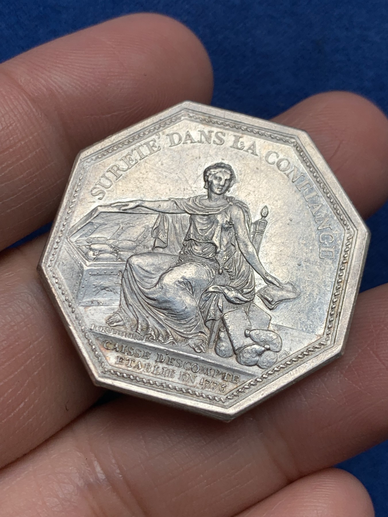 《竞宝斋》第250场-周日，周一 ，周二3场连拍 (全场包邮) 法国JETON银质八角，1776年巴黎储蓄银行，19.09g，34.5mm，1832年之前无边铭