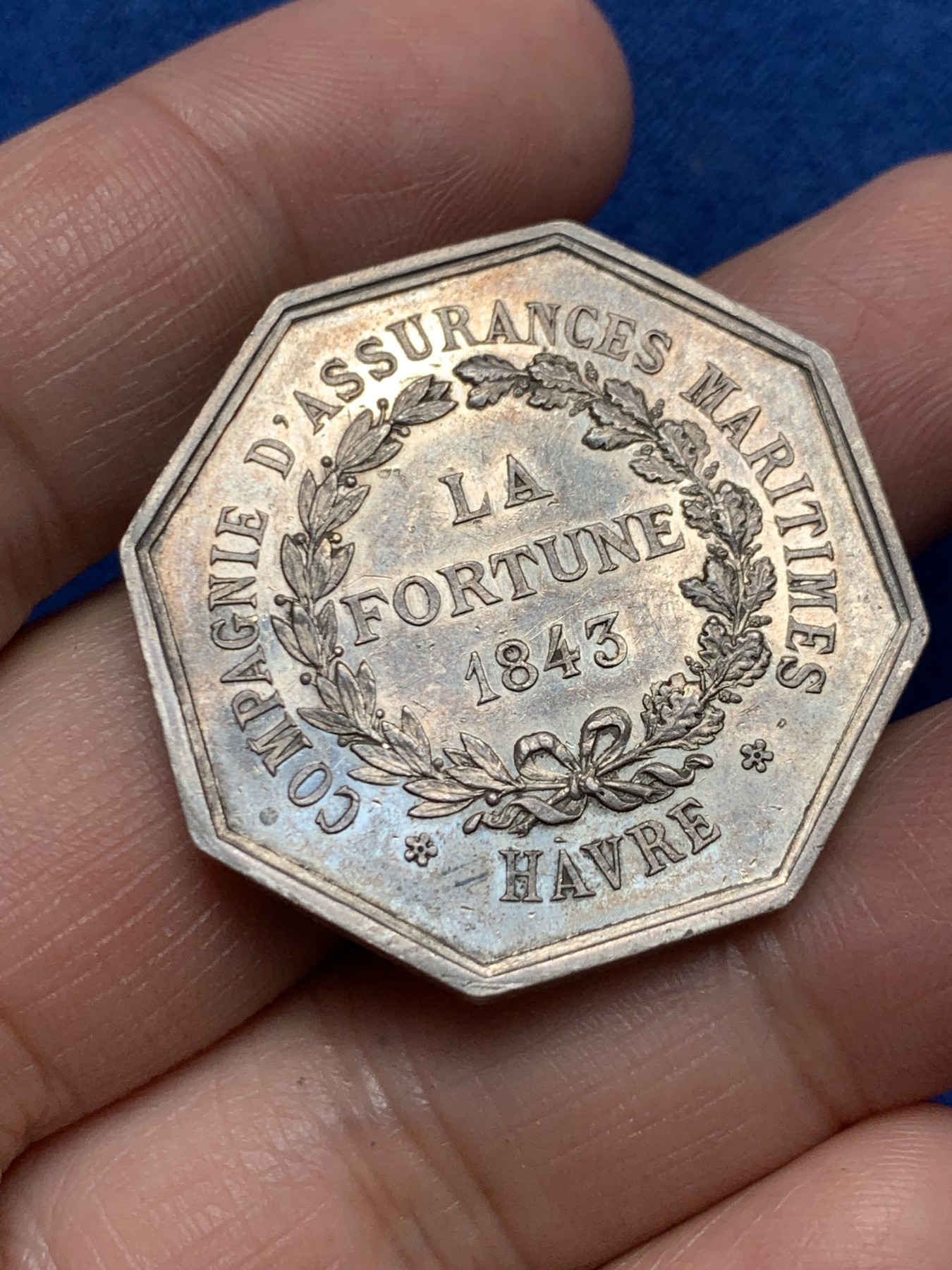 《竞宝斋》第250场-周日，周一 ，周二3场连拍 (全场包邮) 法国勒阿弗尔海上财富保险公司八角银代币，15.59g，34.3mm，1879年继蜜蜂边铭后仅铸一个月的烟斗边铭