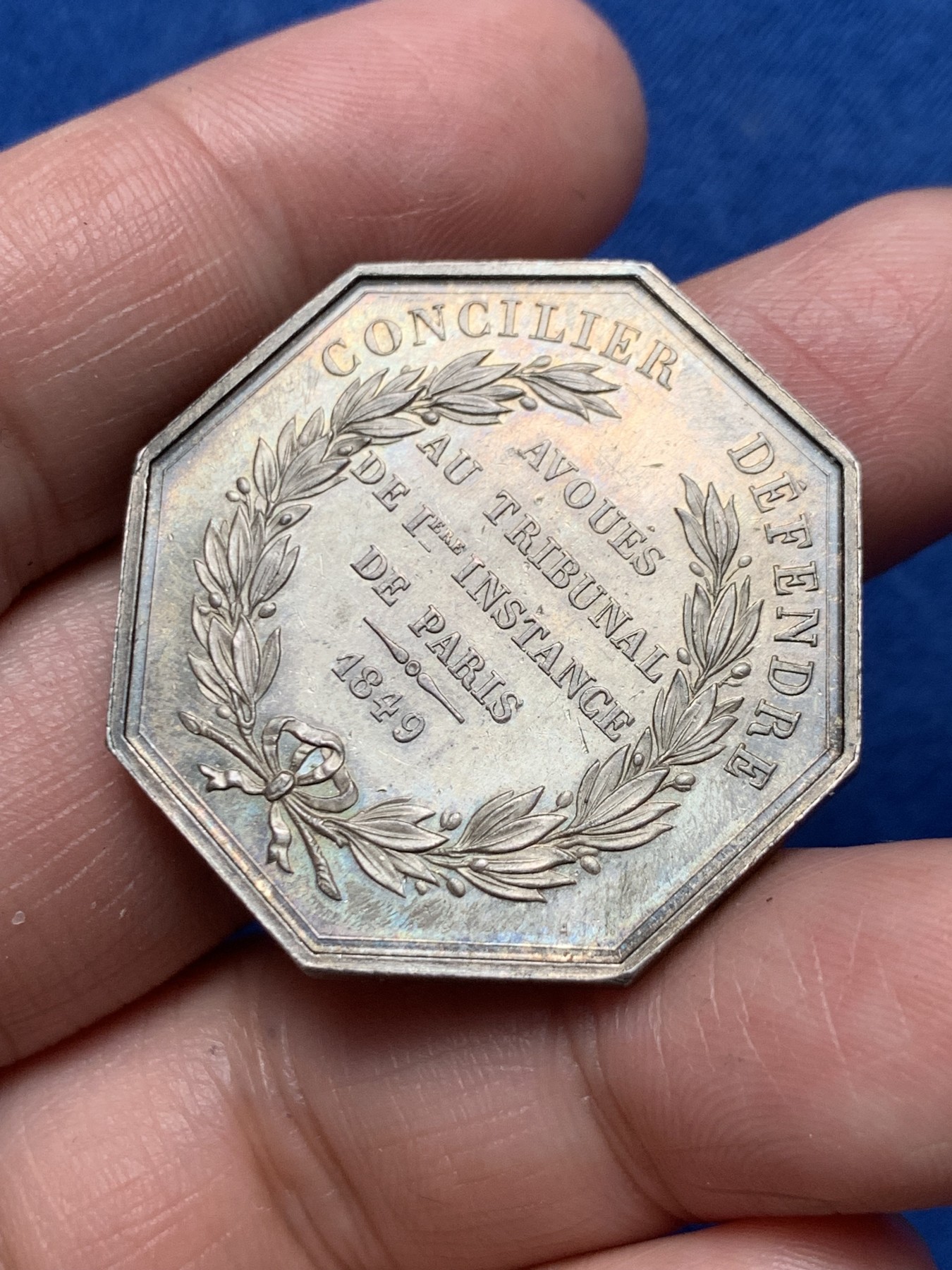 《竞宝斋》第250场-周日，周一 ，周二3场连拍 (全场包邮) 法国巴黎一审法庭的法律和法律辩护银质八角jeton，18.59g，34.3mm，手指边铭