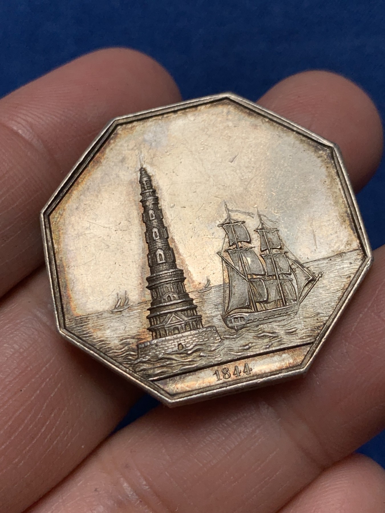 《竞宝斋》第250场-周日，周一 ，周二3场连拍 (全场包邮) 法国拉吉伦特省波尔多海上保险公司八角银代币，高浮雕科尔杜安灯塔，18.76g，34.6mm，手指边铭