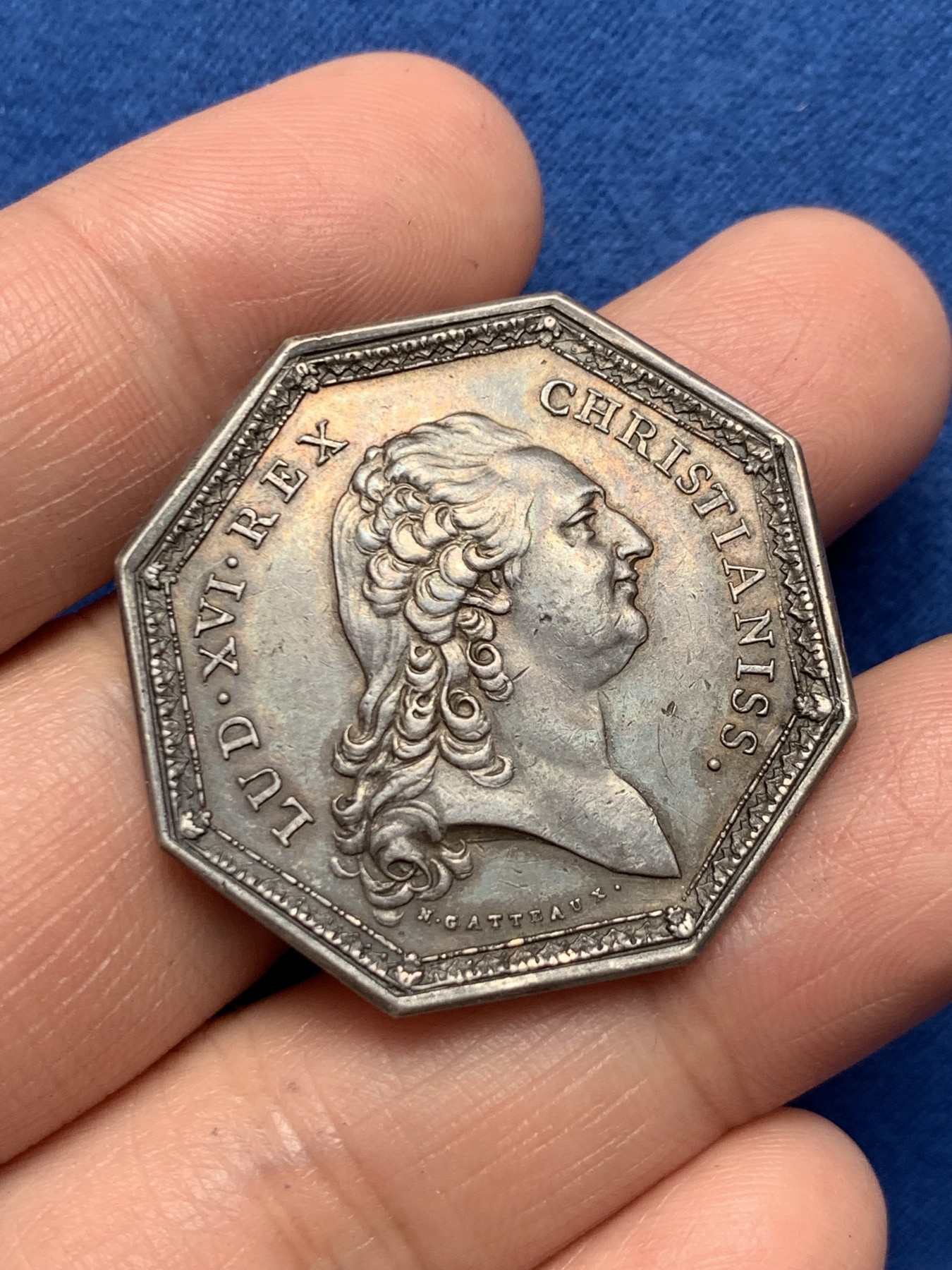 《竞宝斋》第250场-周日，周一 ，周二3场连拍 (全场包邮) 法国1786年路易十六时期康布雷市JETON银八角，地区特色双头鹰，15.08g，34.2mm，早期光边原铸