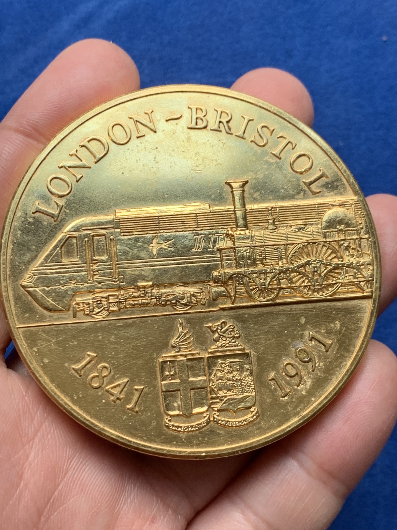《竞宝斋》第250场-周日，周一 ，周二3场连拍 (全场包邮) 英国1991年伦敦-布里斯托尔城际铁路镀金铜奖章，131.13g，63.2mm，无边铭