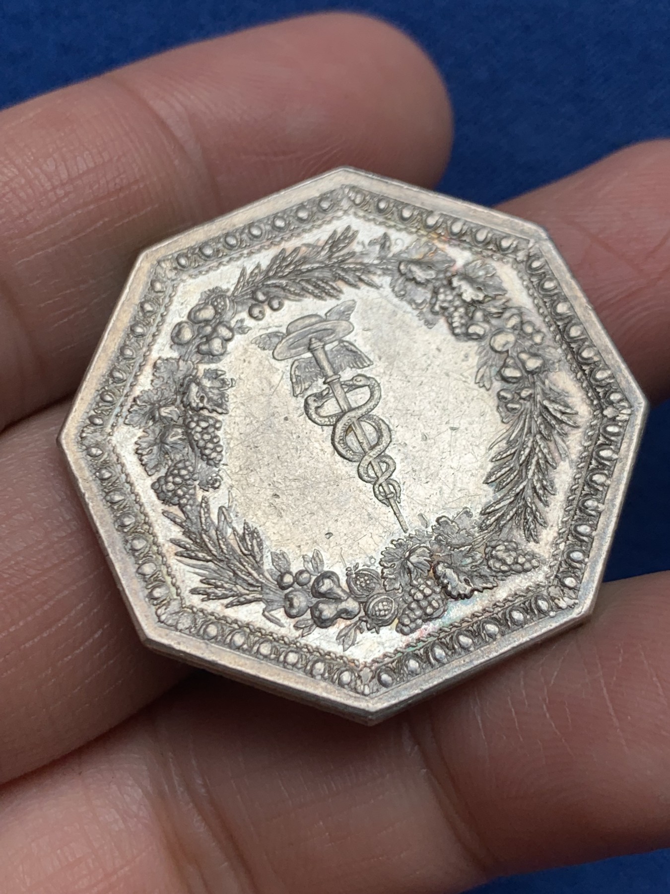 《竞宝斋》第250场-周日，周一 ，周二3场连拍 (全场包邮) 法国JETON银质八角，1776年巴黎储蓄银行，19.09g，34.5mm，1832年之前无边铭