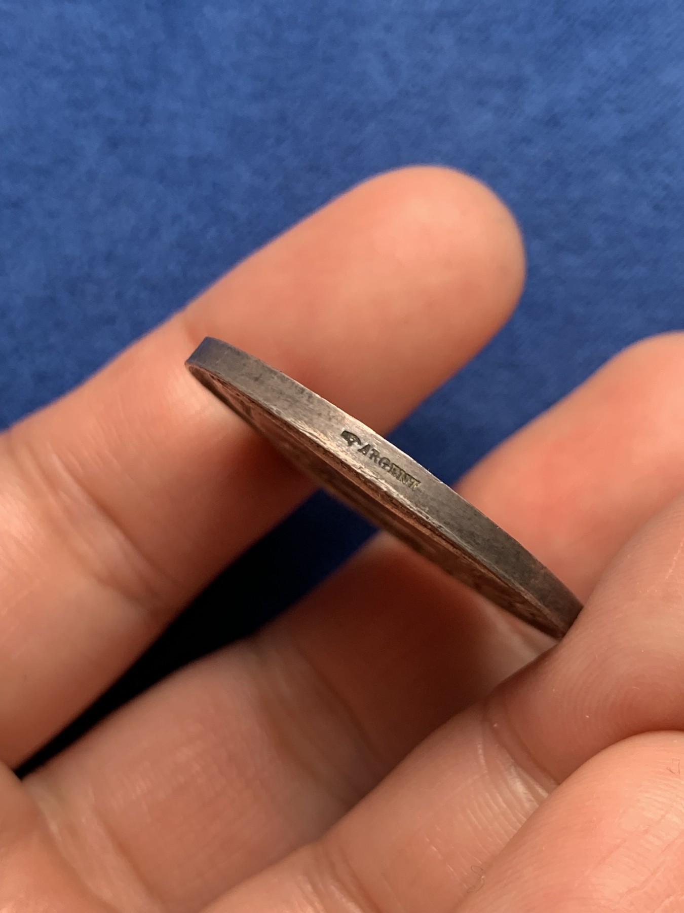 《竞宝斋》第250场-周日，周一 ，周二3场连拍 (全场包邮) 法国爱情与婚姻纪念银章，14.32g，32.2mm，手指边铭