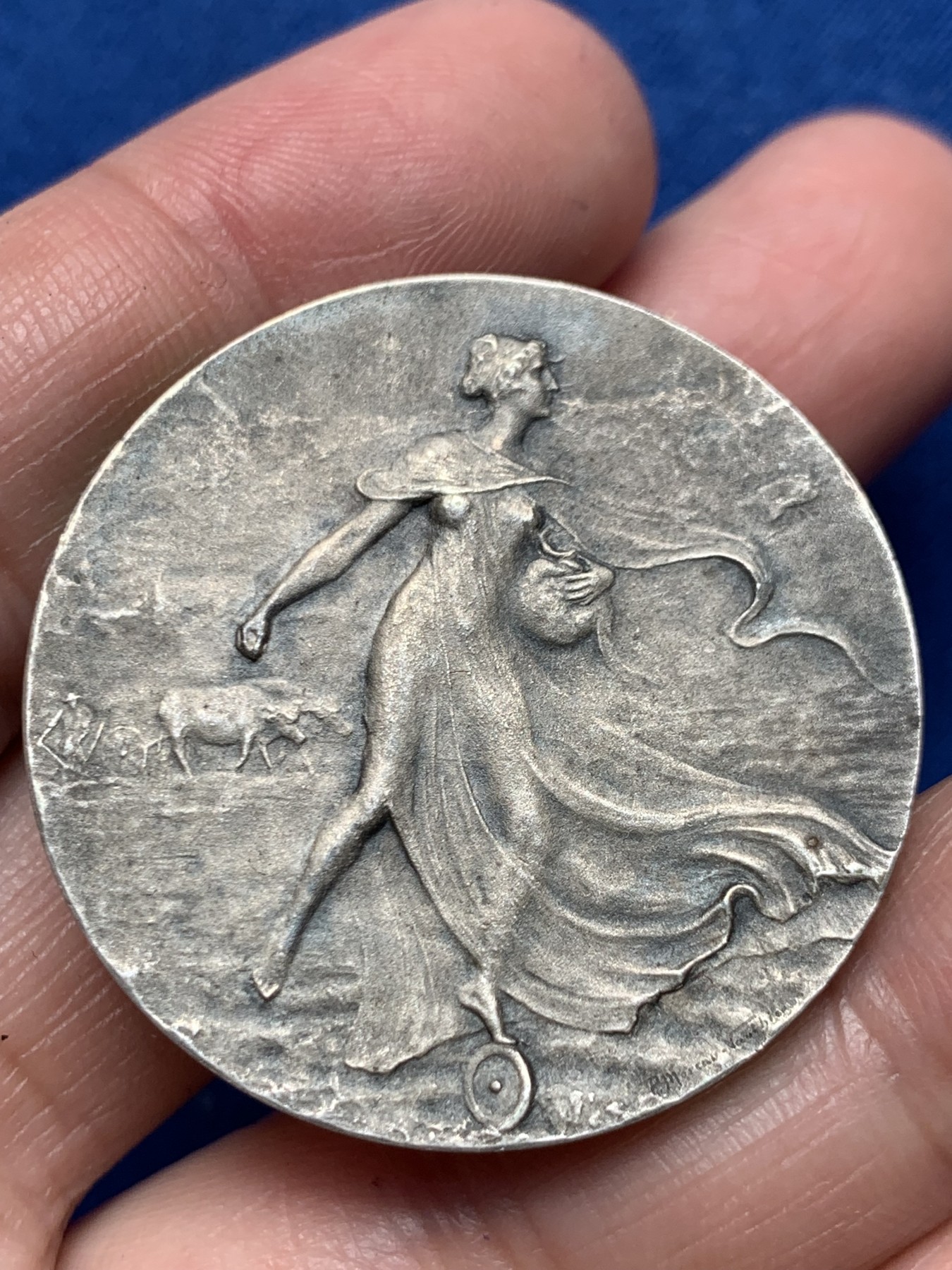 《竞宝斋》第250场-周日，周一 ，周二3场连拍 (全场包邮) 智利硝酸钠生产商法国采矿和锻造代表团镀银铜章，18.95g，36.6mm，三角形+铜标