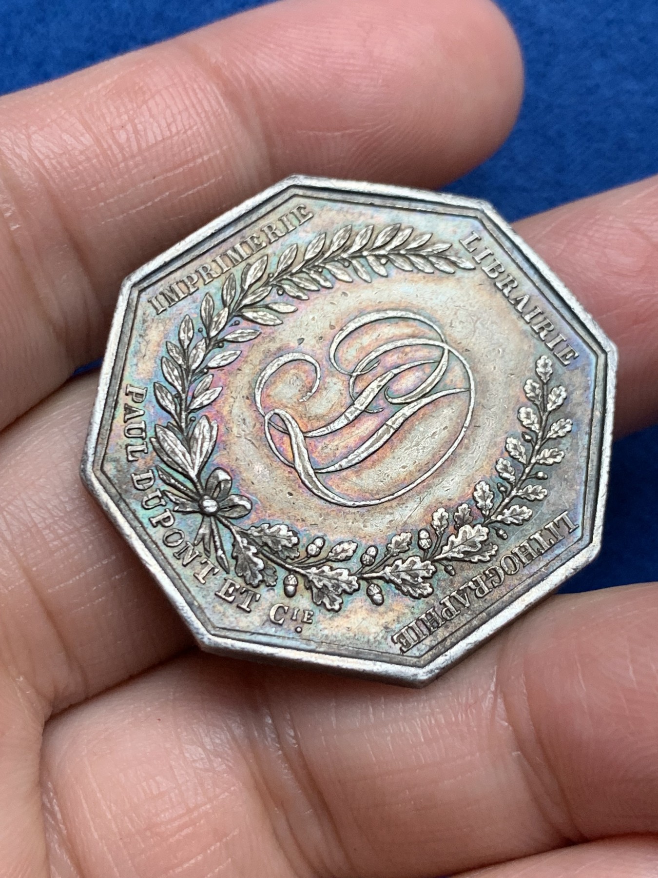 《竞宝斋》第250场-周日，周一 ，周二3场连拍 (全场包邮) 法国八角代用银币，保罗杜邦书店，头像分别是德国的古滕堡与塞内费尔德，两人分别发明活字和光刻印刷术，19.10g，35mm，蜜蜂边铭