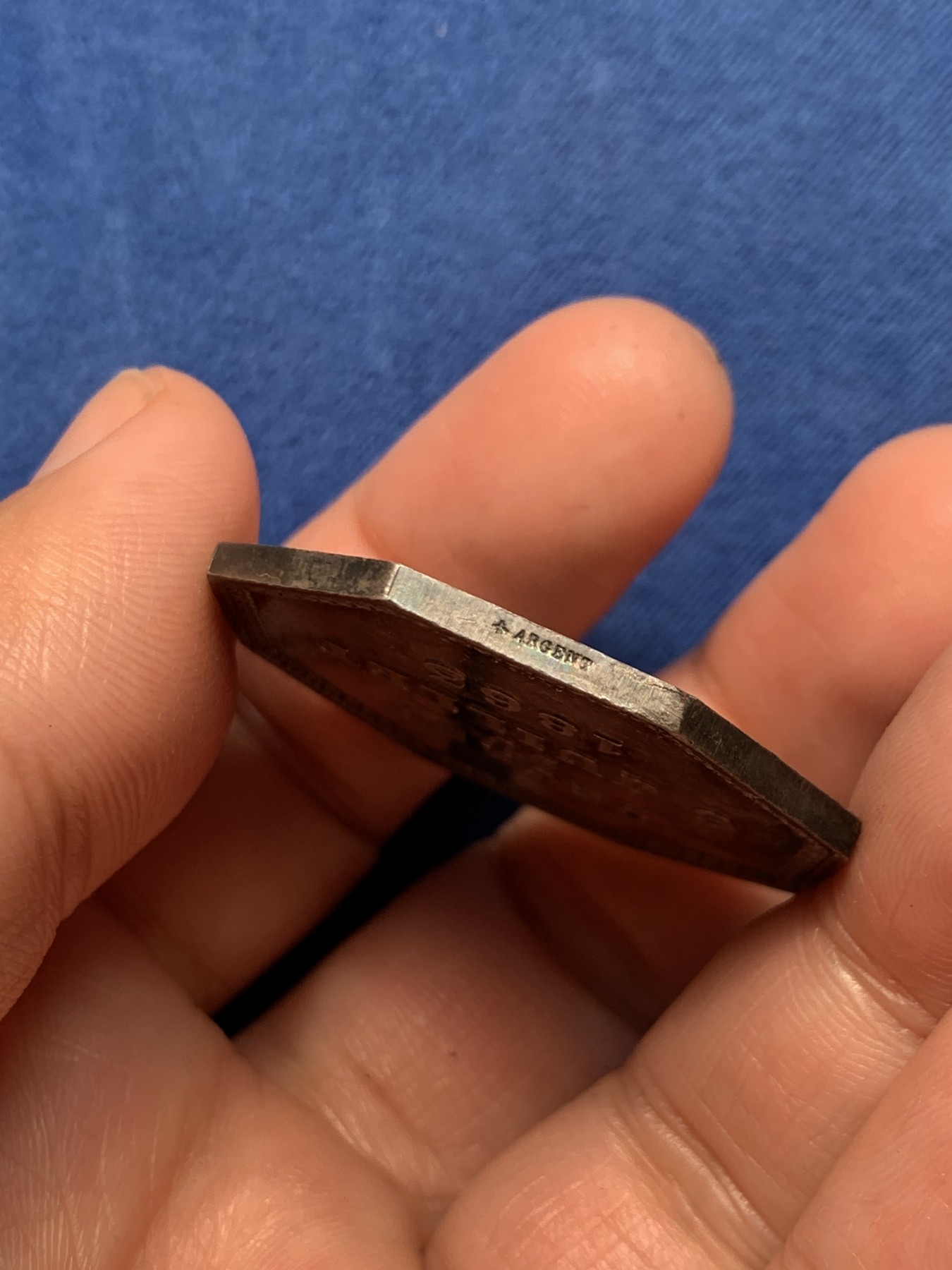 《竞宝斋》第250场-周日，周一 ，周二3场连拍 (全场包邮) 法国1863年存款和活期账户公司八角银代币，和歌剧院建筑八角同公司，21.15g，37.3mm，蜜蜂边铭