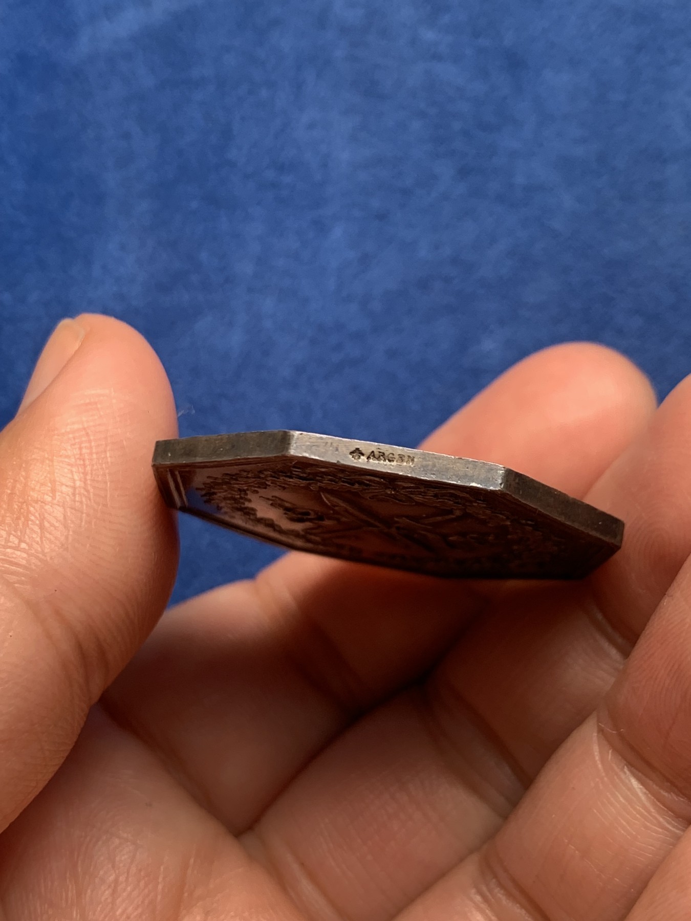 《竞宝斋》第250场-周日，周一 ，周二3场连拍 (全场包邮) 法国八角银质代币，亚麻行业专柜商业公司，19.95g，36.6mm，1860-1879年蜜蜂边铭