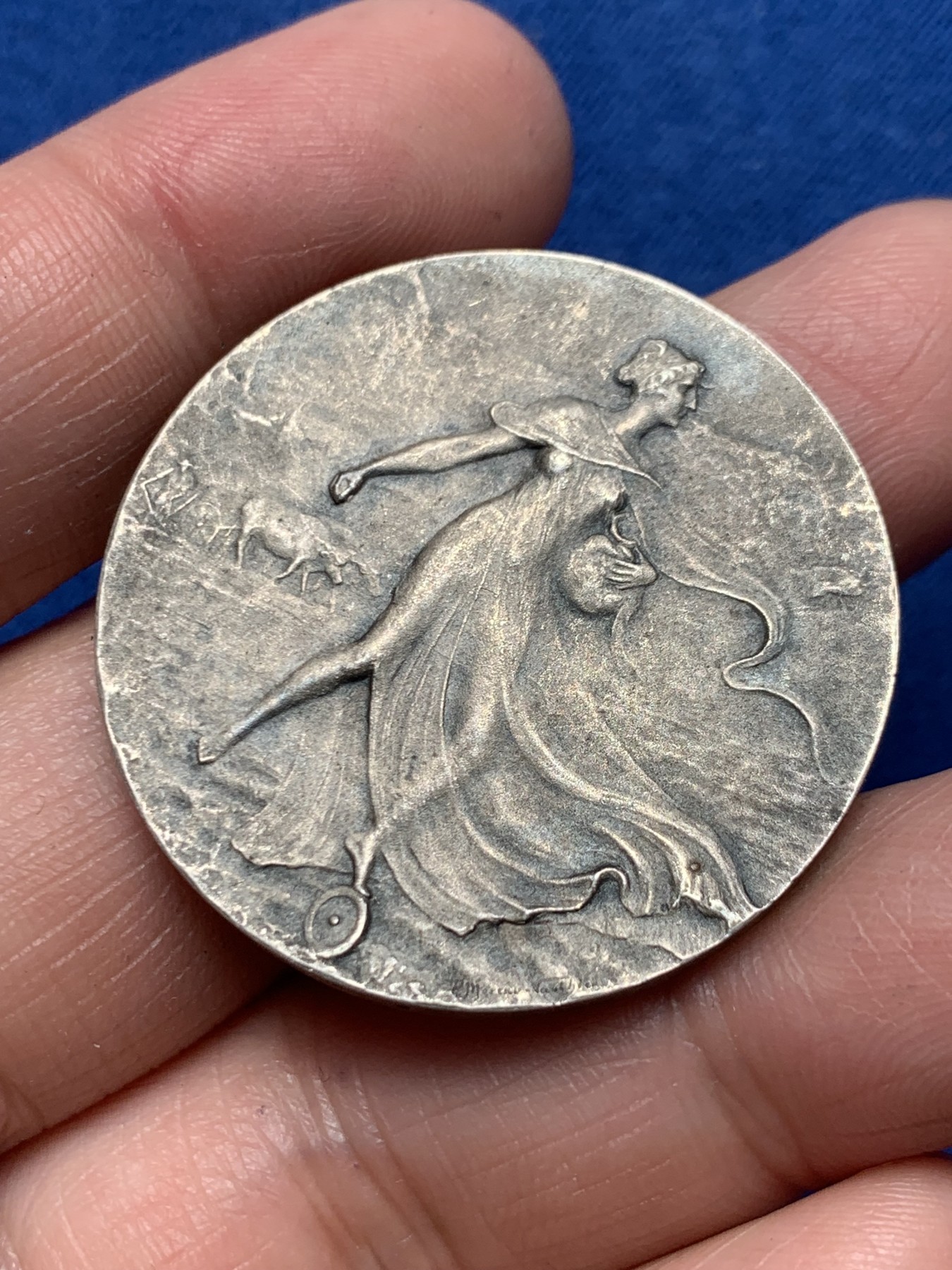 《竞宝斋》第250场-周日，周一 ，周二3场连拍 (全场包邮) 智利硝酸钠生产商法国采矿和锻造代表团镀银铜章，18.95g，36.6mm，三角形+铜标