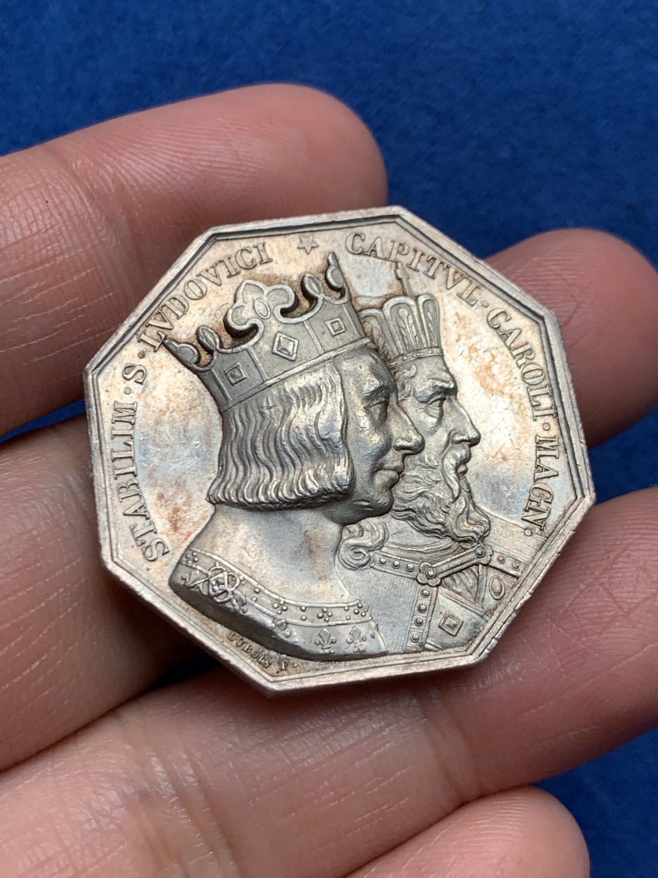 《竞宝斋》第250场-周日，周一 ，周二3场连拍 (全场包邮) 法国勒阿弗尔公证人八角银质jeton，圣路易与查理曼，20.31g，34mm，手指边铭