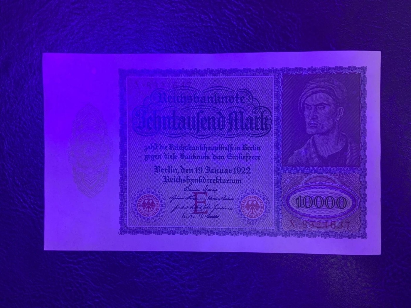 收藏联盟Quantum Auction 第331期拍卖  德国1922年10000马克 品相UNC- 超大票幅 初版红库印 票面压痕为原始工艺原因