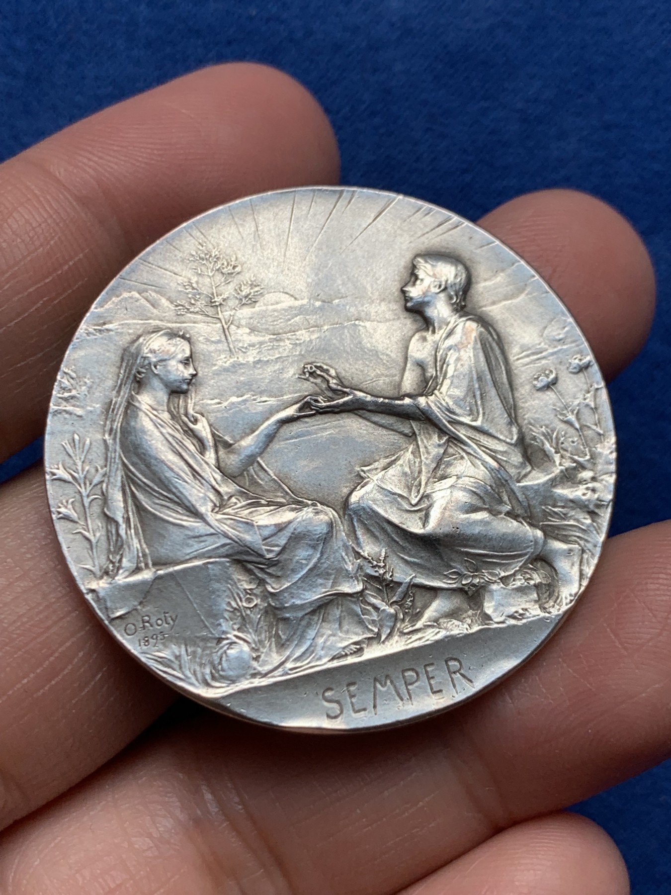 《竞宝斋》第250场-周日，周一 ，周二3场连拍 (全场包邮) 名誉品O.Roty法国“SEMPER”永恒的爱 婚姻纪念银章，背面由手工雕刻的两位主人公的姓名和时间，这才是一枚永流传的爱情纪念物，30.58g，41.5mm，丰饶角边铭，有轻的磕