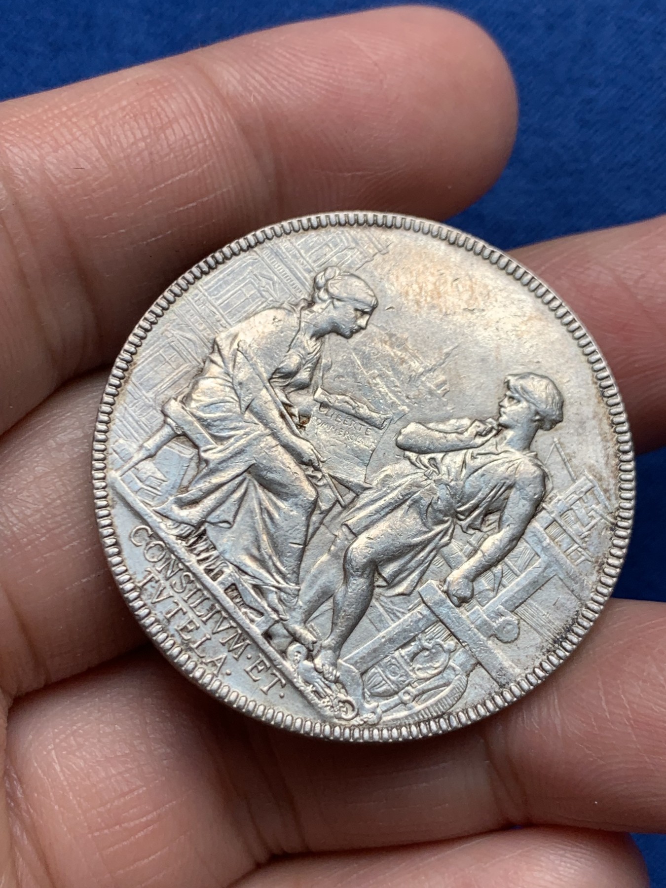 《竞宝斋》第250场-周日，周一 ，周二3场连拍 (全场包邮) 法国里昂商会银质jeton，22.32g，32.2mm，1879年烟斗边铭